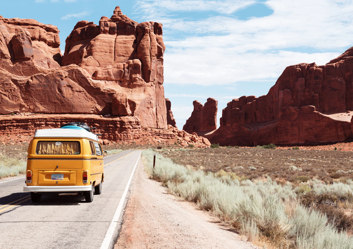 Van aménagé sur une route panoramique
