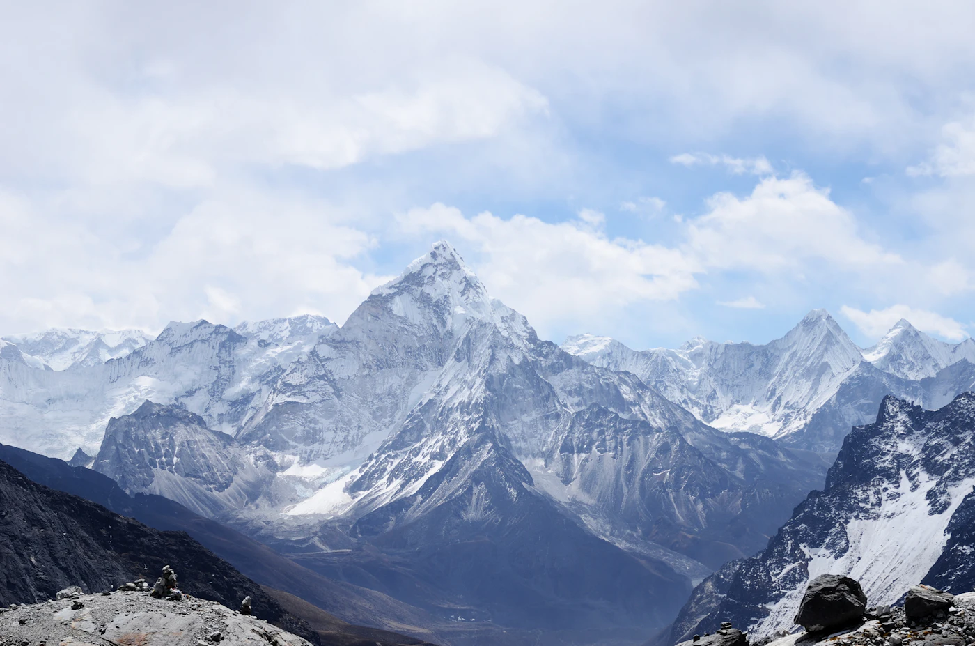 Trekkeurs sur un sentier de montagne en expédition