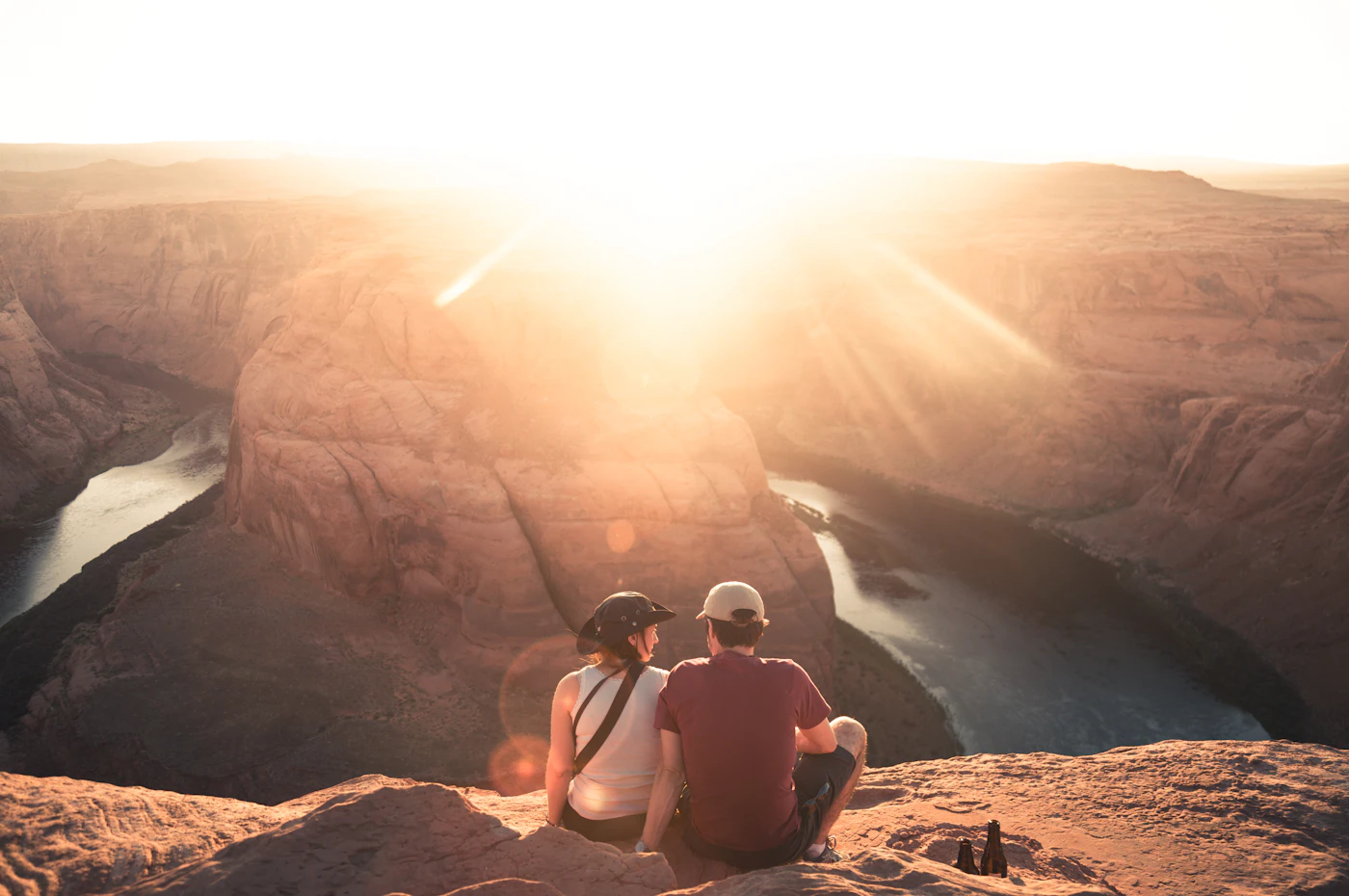 Couple devant un coucher de soleil en voyage