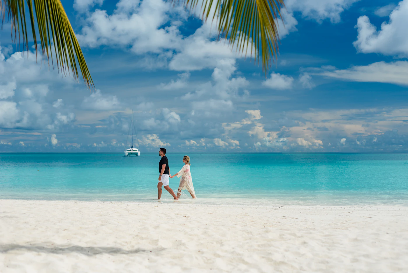 Couple sur une plage tropicale