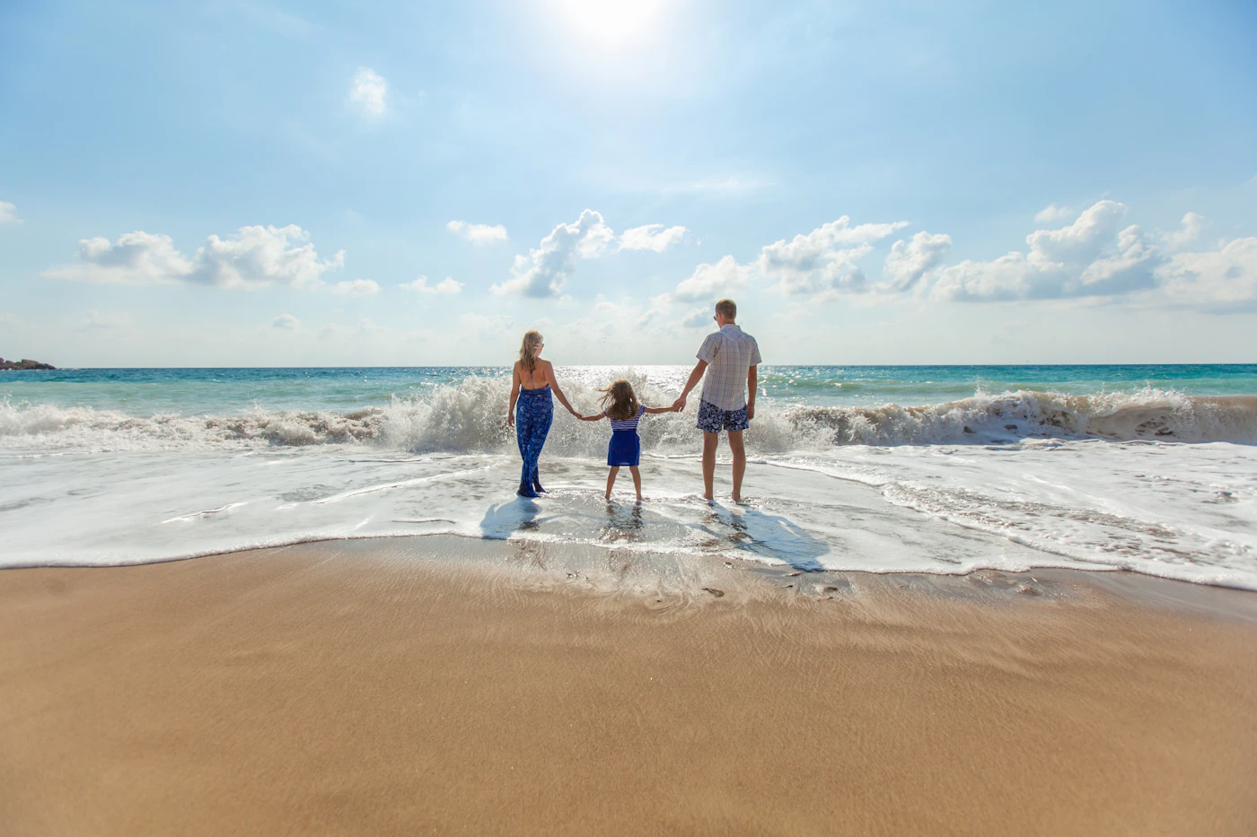 Enfants jouant sur une plage en vacances en famille