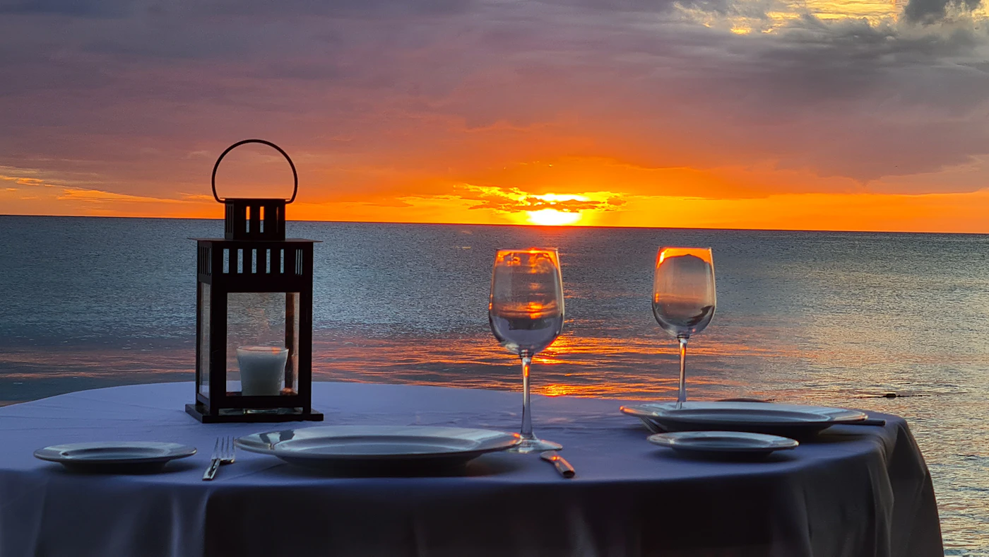 Dîner romantique sur la plage aux chandelles