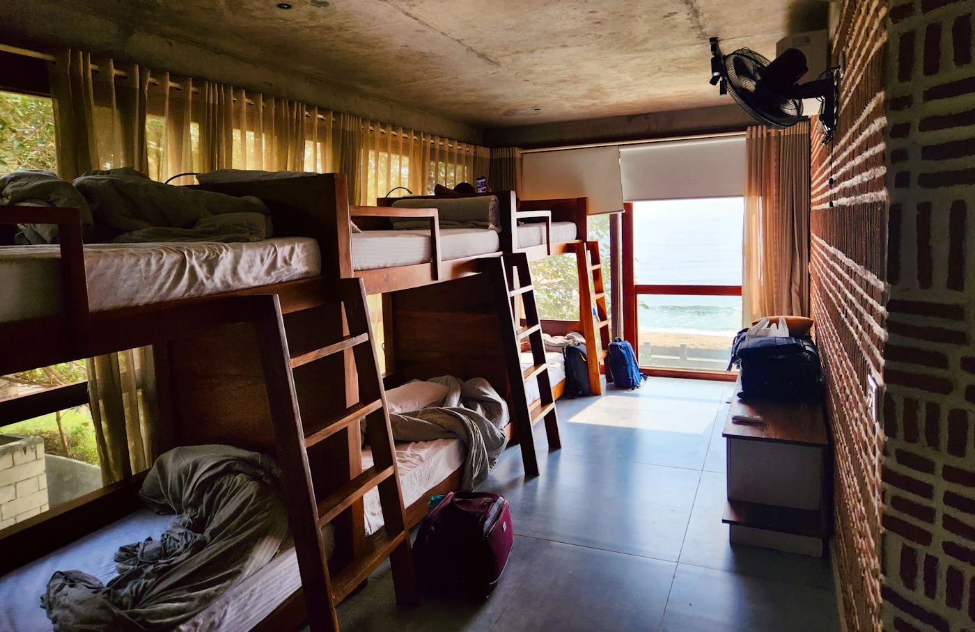 Rencontres entre voyageurs dans une auberge