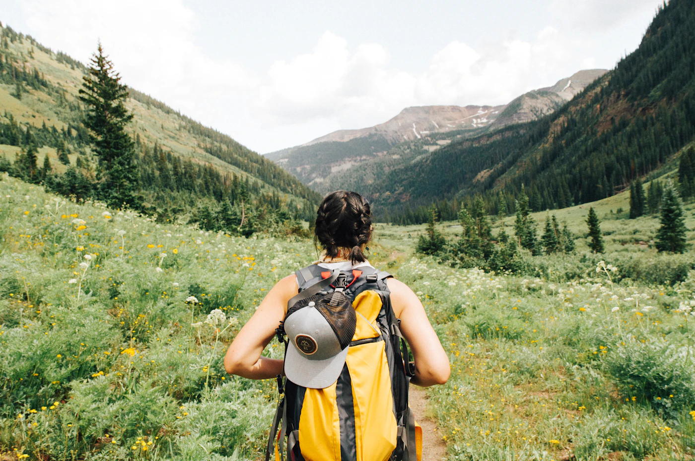 Voyageur solo avec un sac à dos face aux montagnes