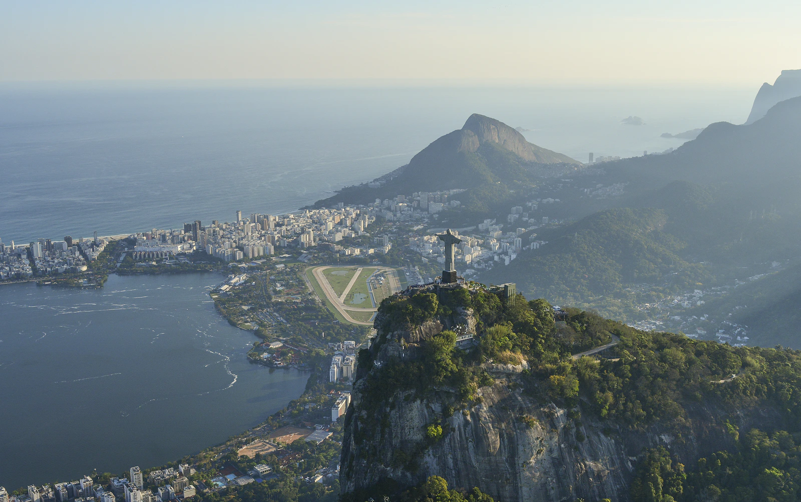 Christ Rédempteur sur le Corcovado dominant Rio de Janeiro et la baie de Guanabara