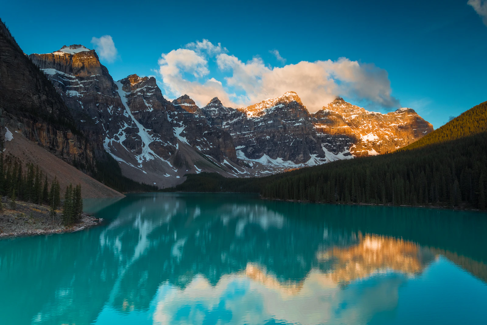 Lac turquoise et chaîne de montagnes des Rocheuses canadiennes près de Banff