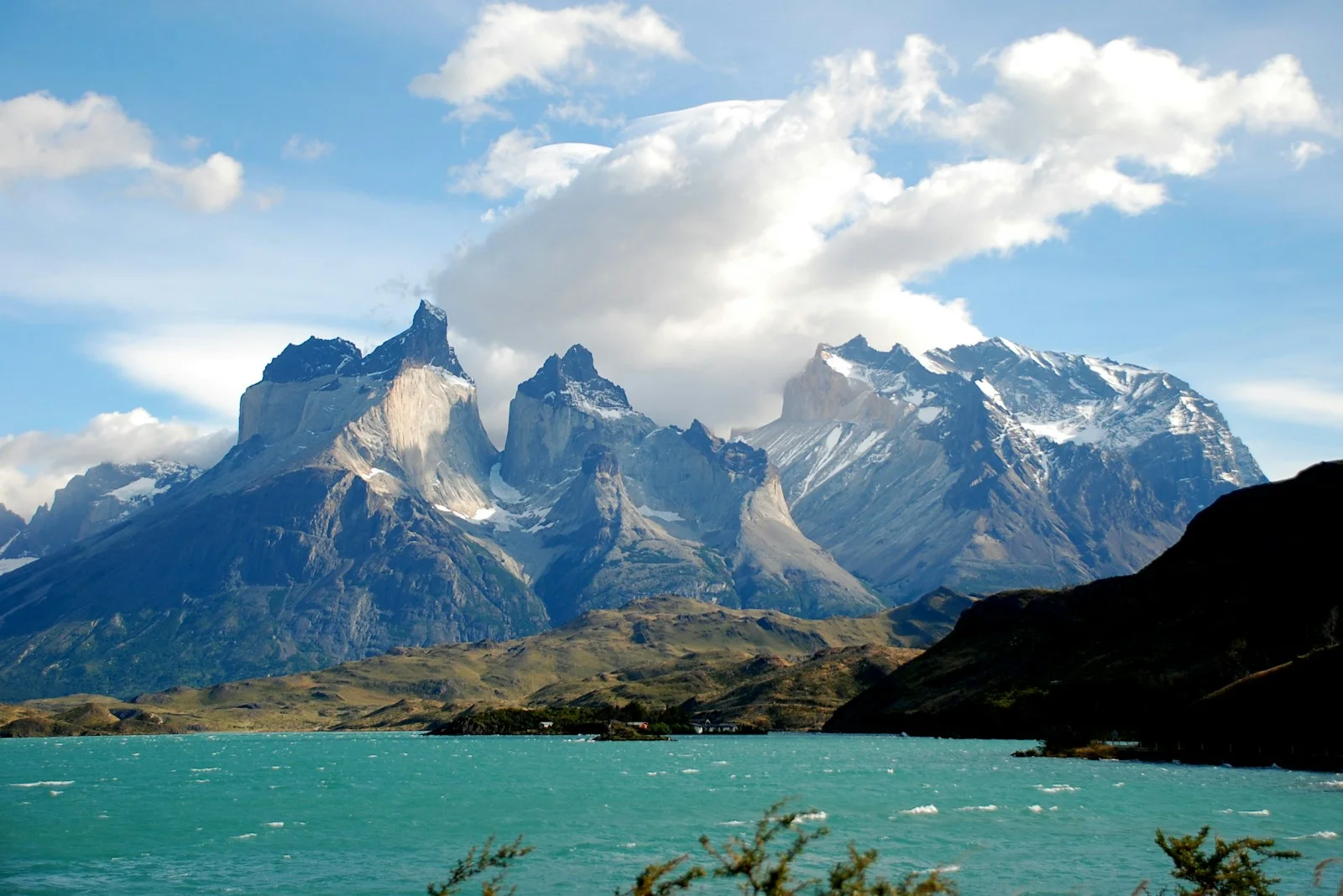 Cuernos del Paine et lac glaciaire dans le parc national Torres del Paine, Patagonie chilienne