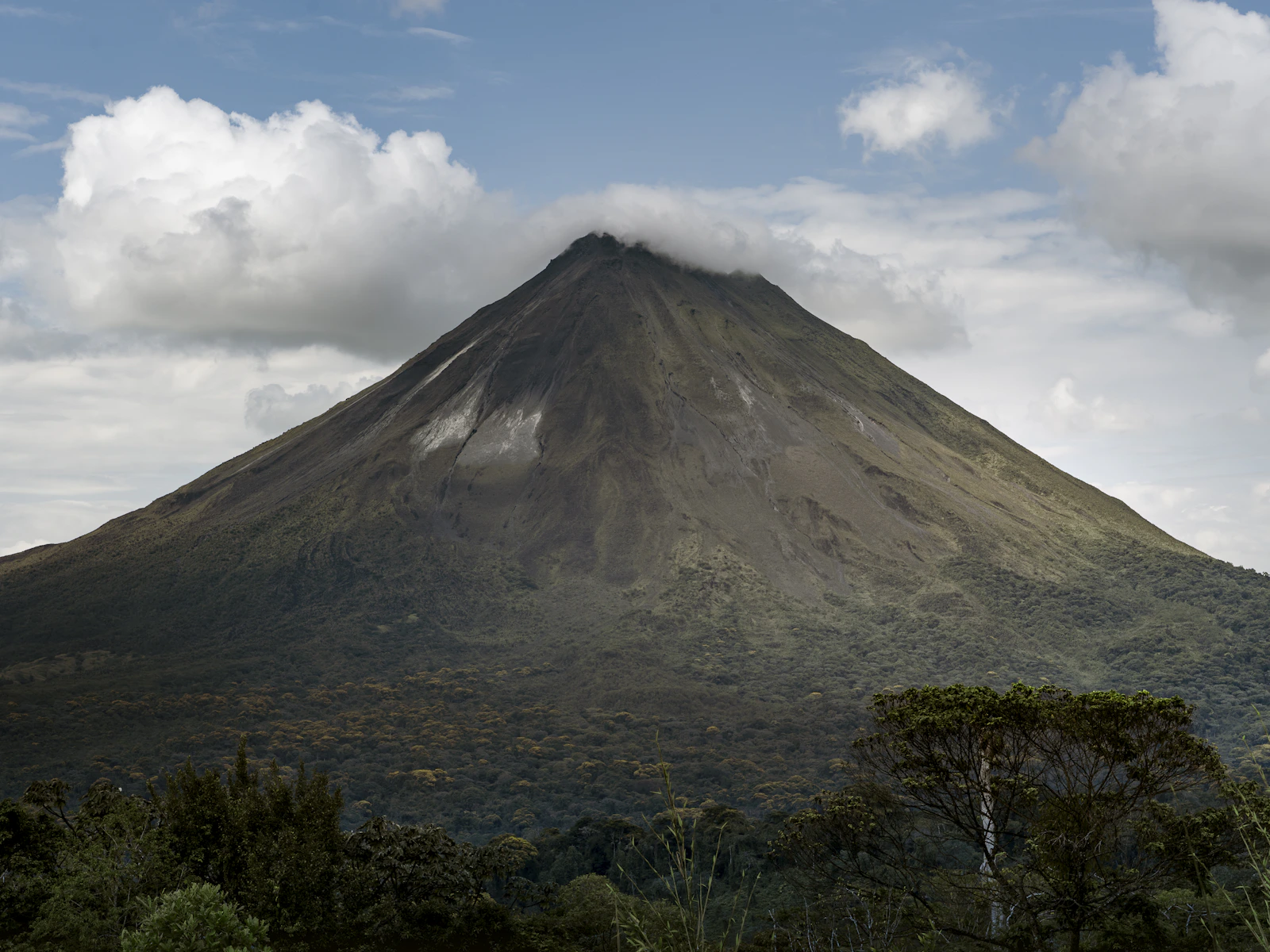 Volcan Arenal émergeant de la forêt tropicale à La Fortuna