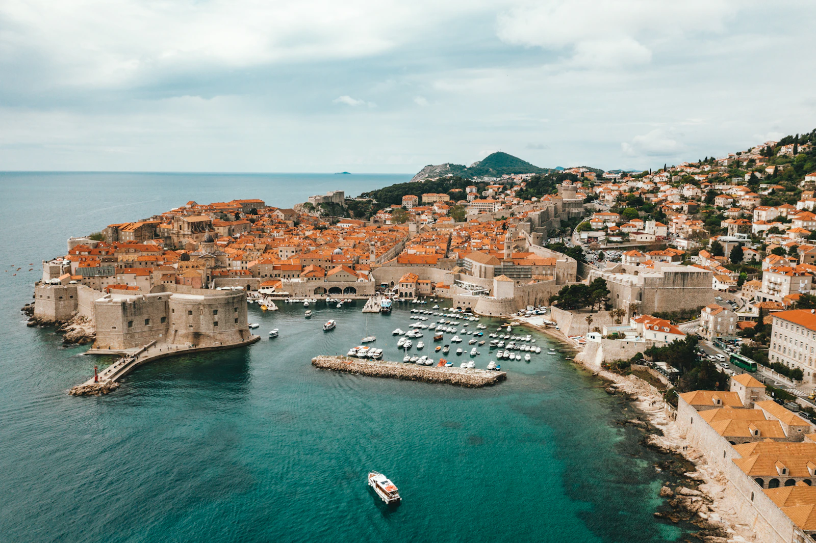 Vue aérienne des remparts et toits orangés de la vieille ville de Dubrovnik face à l'Adriatique