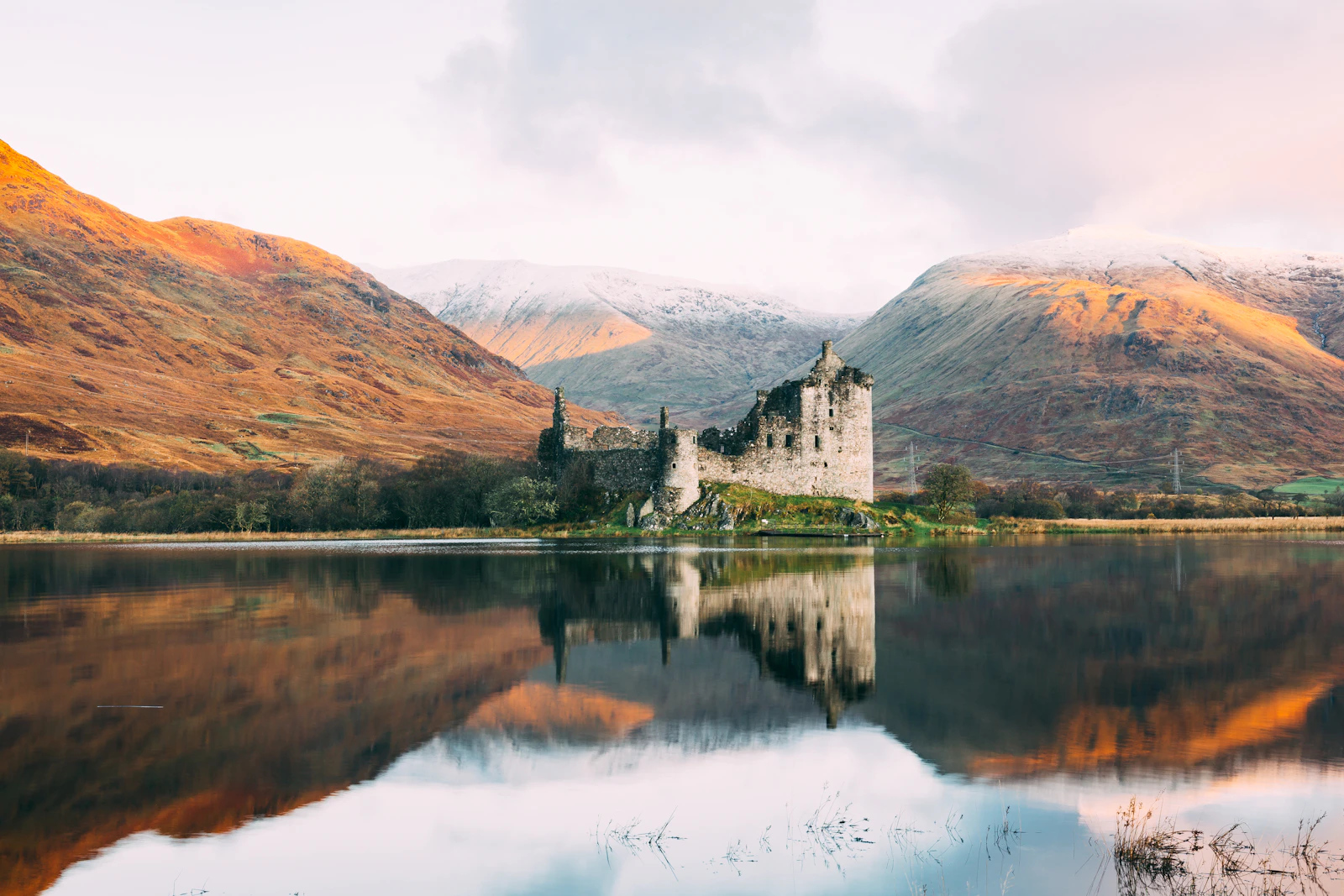 Kilchurn Castle au bord du Loch Awe dans les Highlands écossais