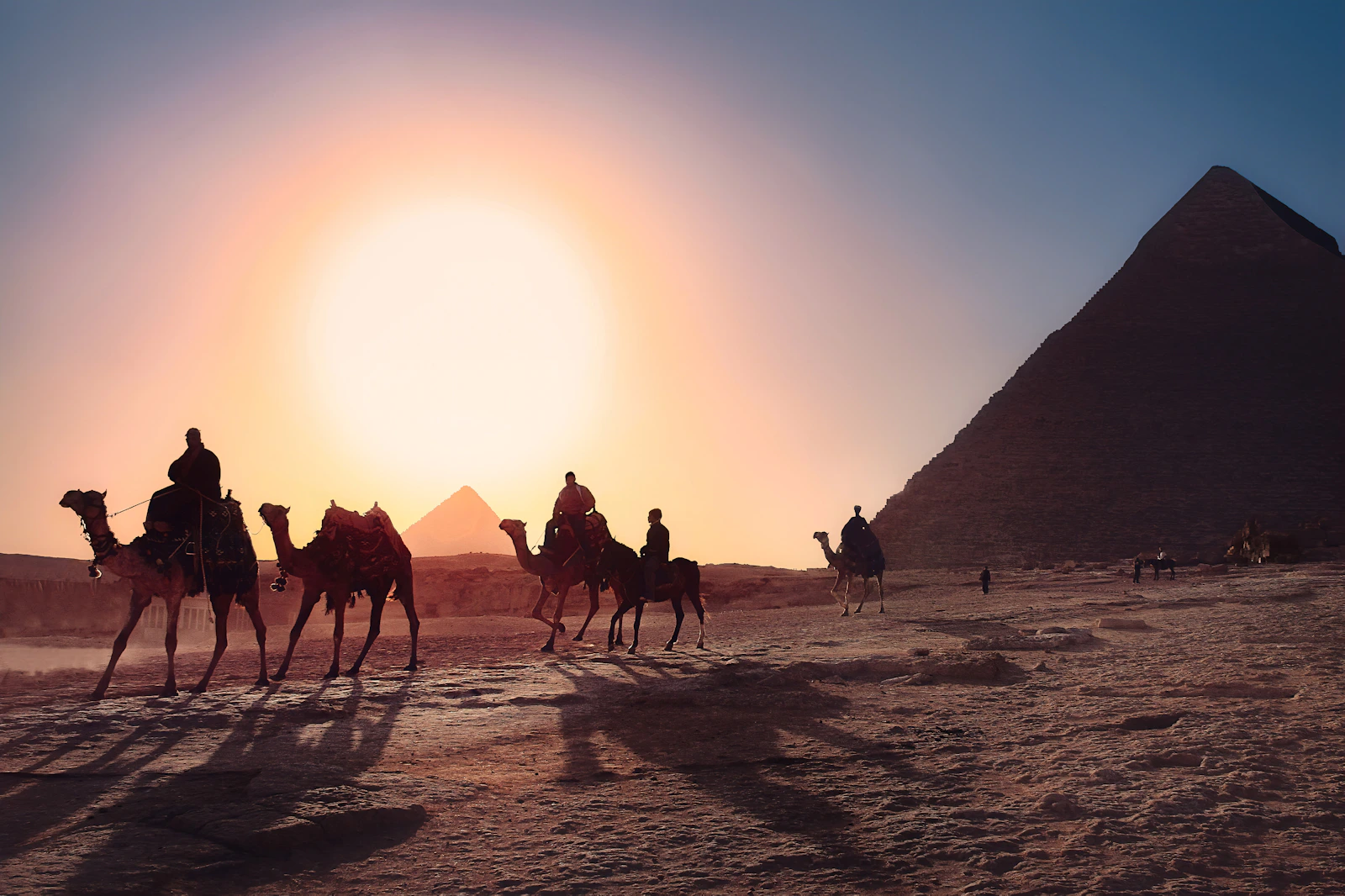 Caravane de dromadaires devant la pyramide de Khéops à Gizeh