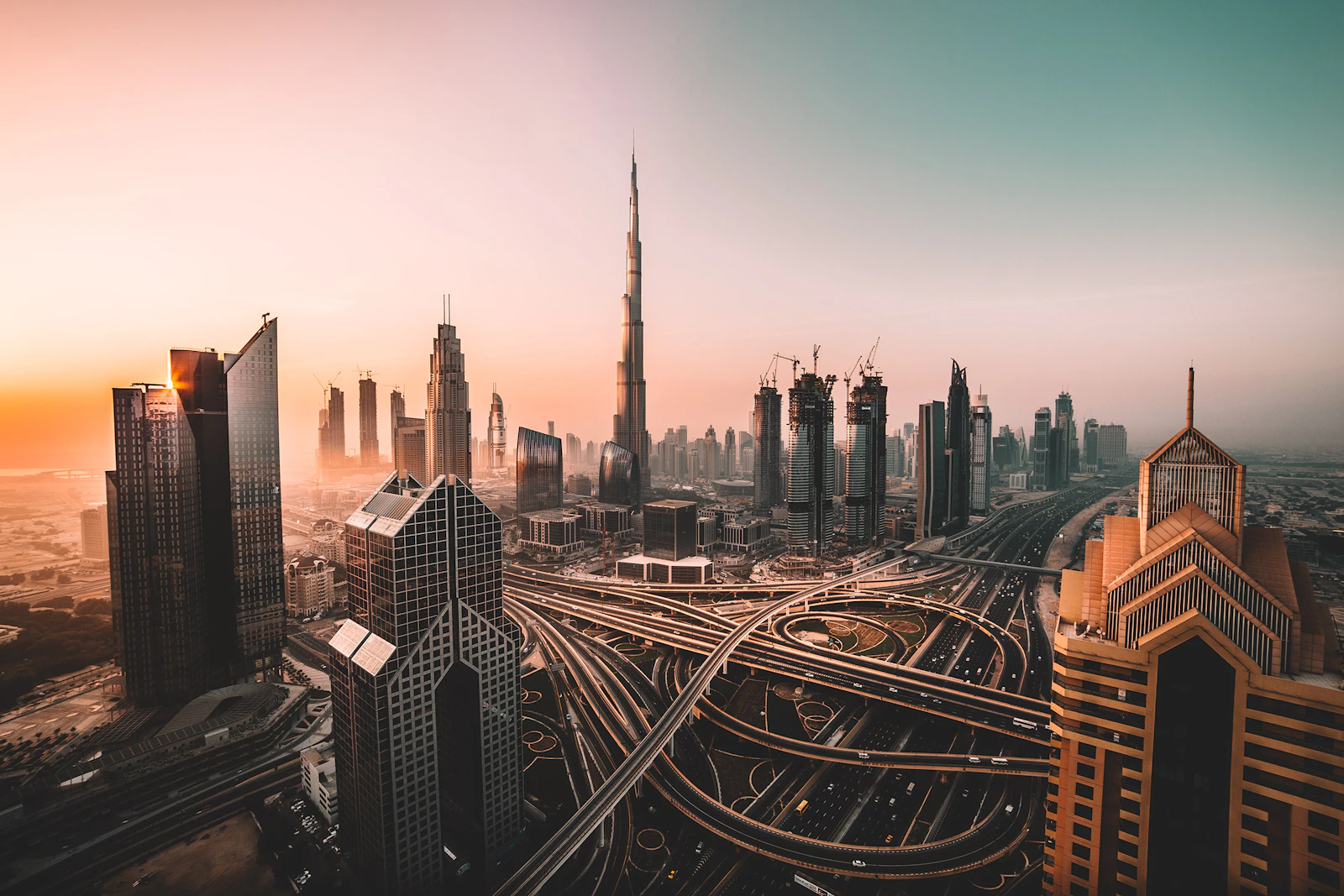 Skyline de Dubaï avec le Burj Khalifa et autoroute en vue aérienne