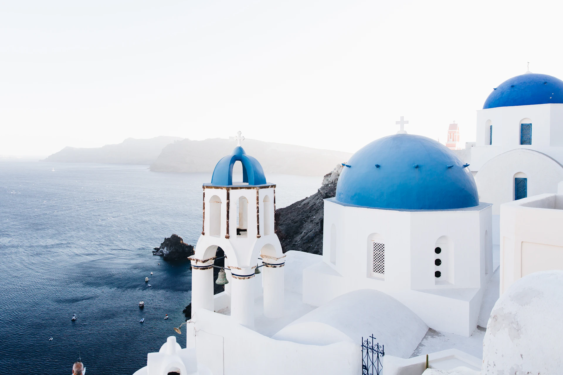 Maisons blanches et bleues de Santorin face à la mer Égée