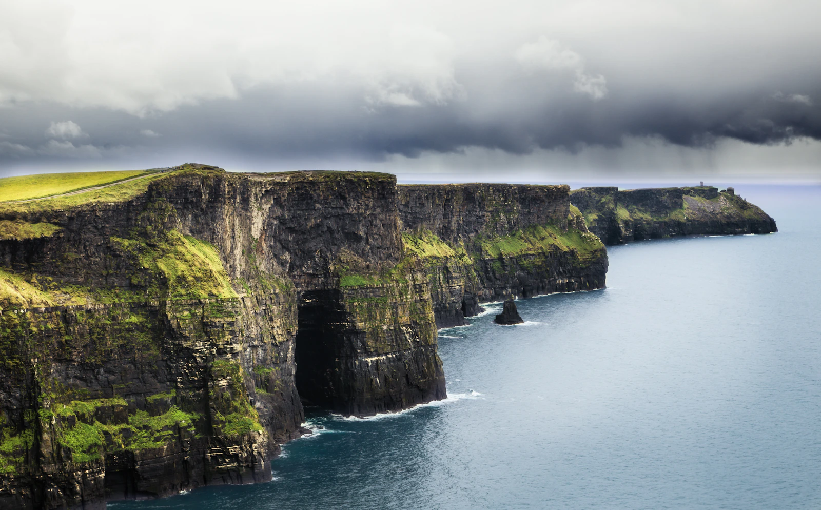 Falaises de Moher plongeant dans l'océan Atlantique, comté de Clare en Irlande