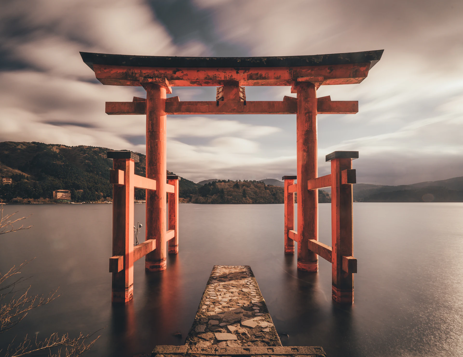 Pagode japonaise sous un ciel bleu près de Kyoto