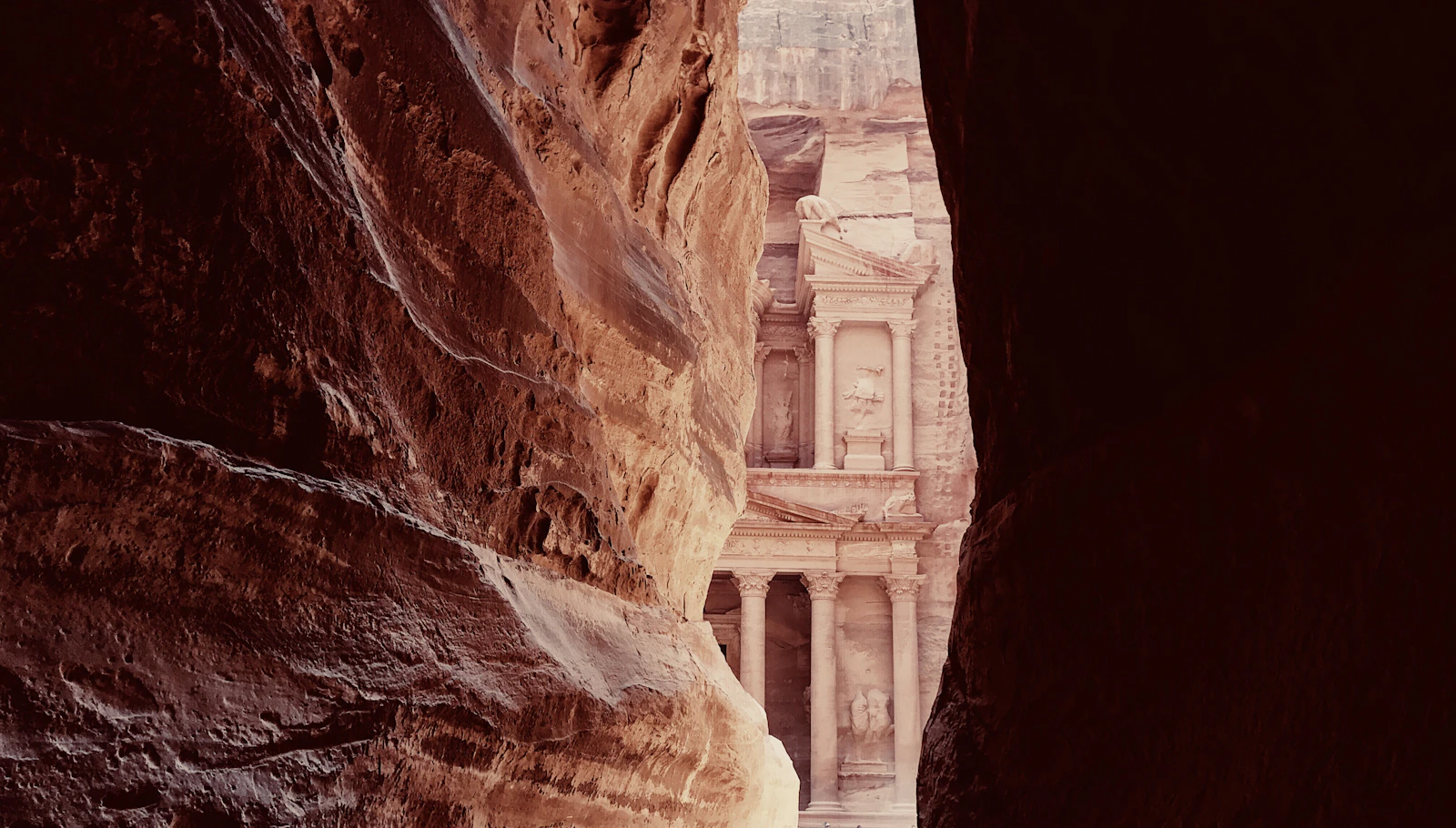 Silhouette rocheuse de Petra dans la lumière du désert jordanien