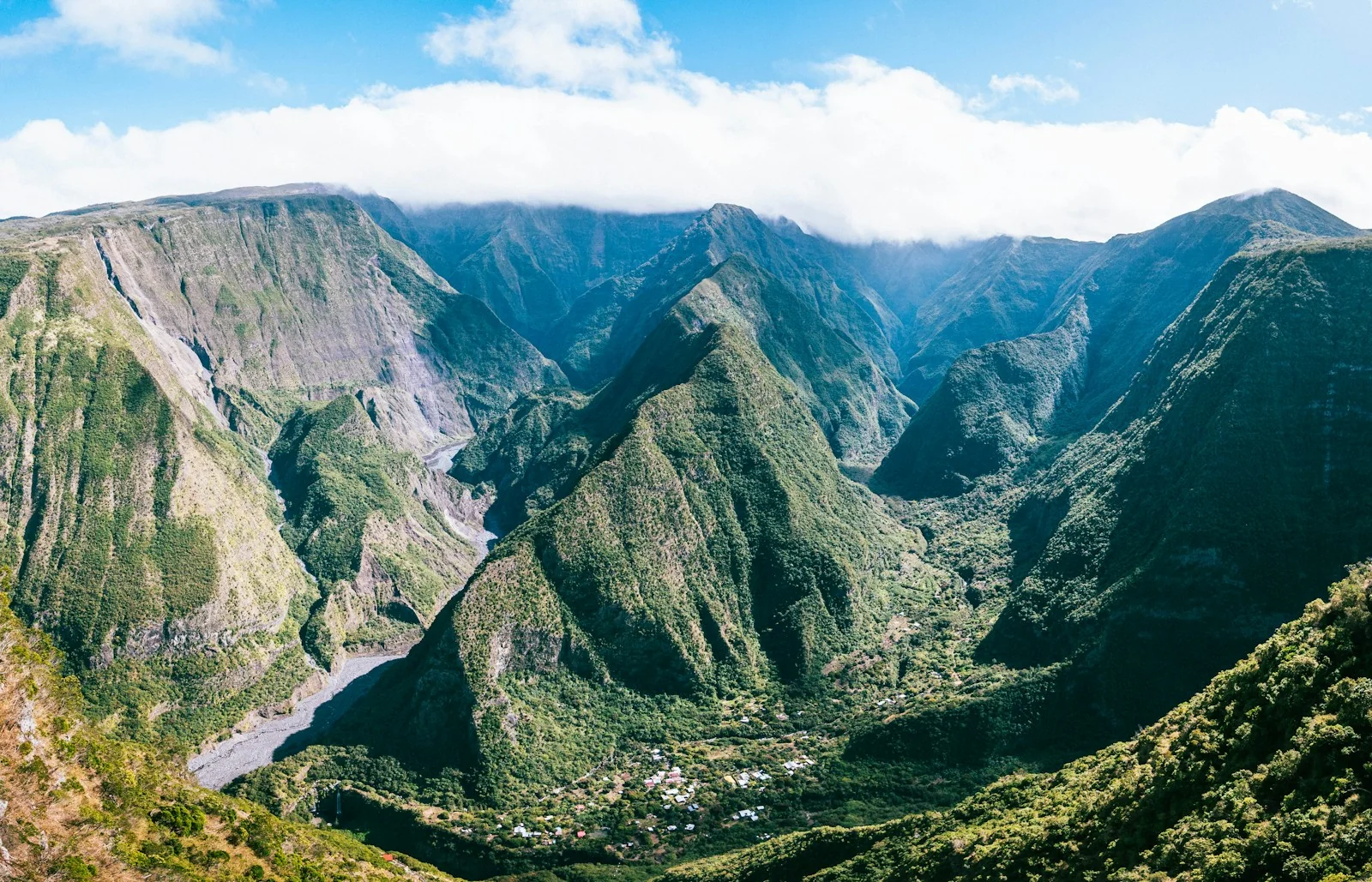 Vue plongeante sur le cirque de Mafate à la Réunion, valléees vertes et remparts volcaniques