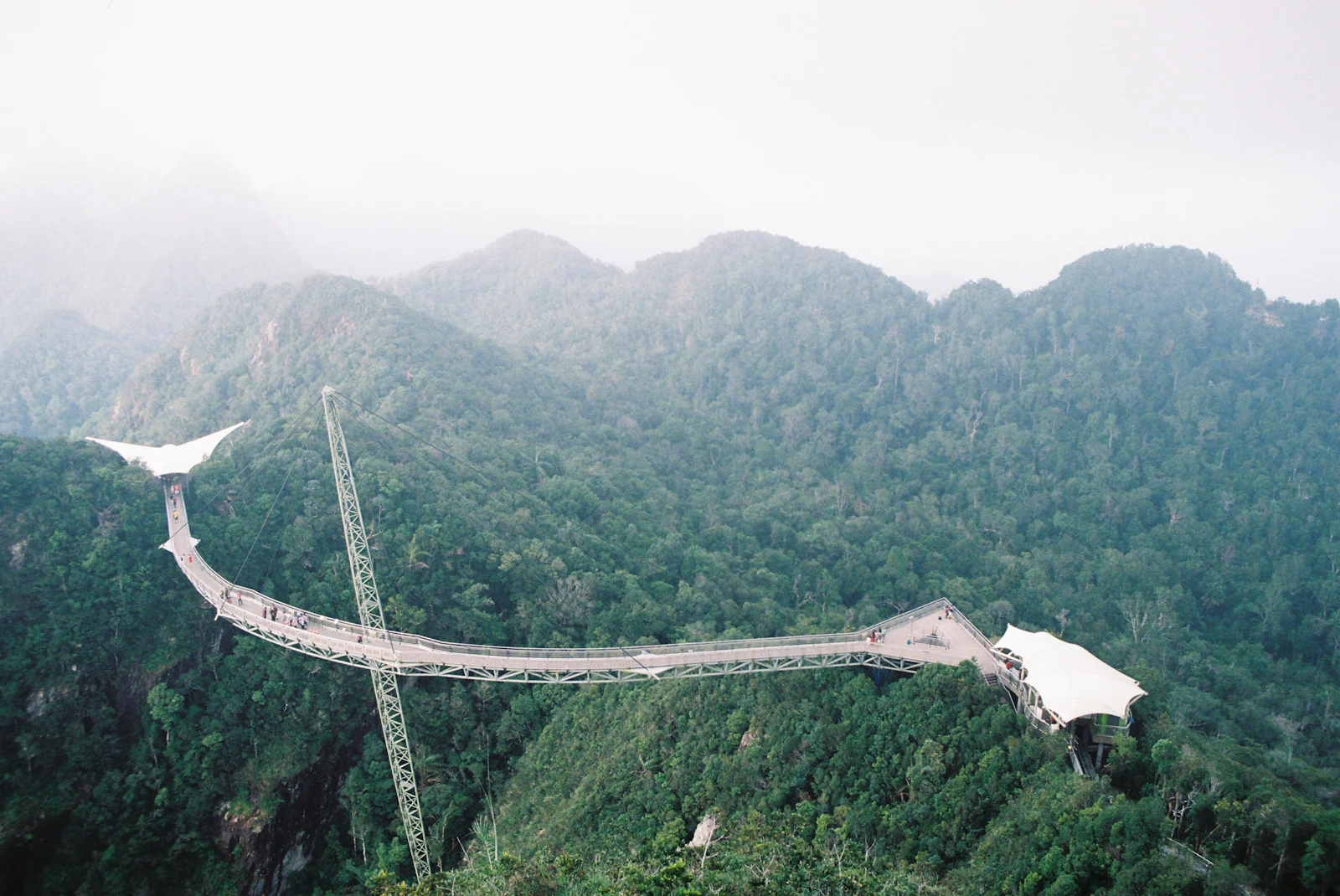 Pont aérien de Langkawi survolant la jungle tropicale au-dessus des montagnes