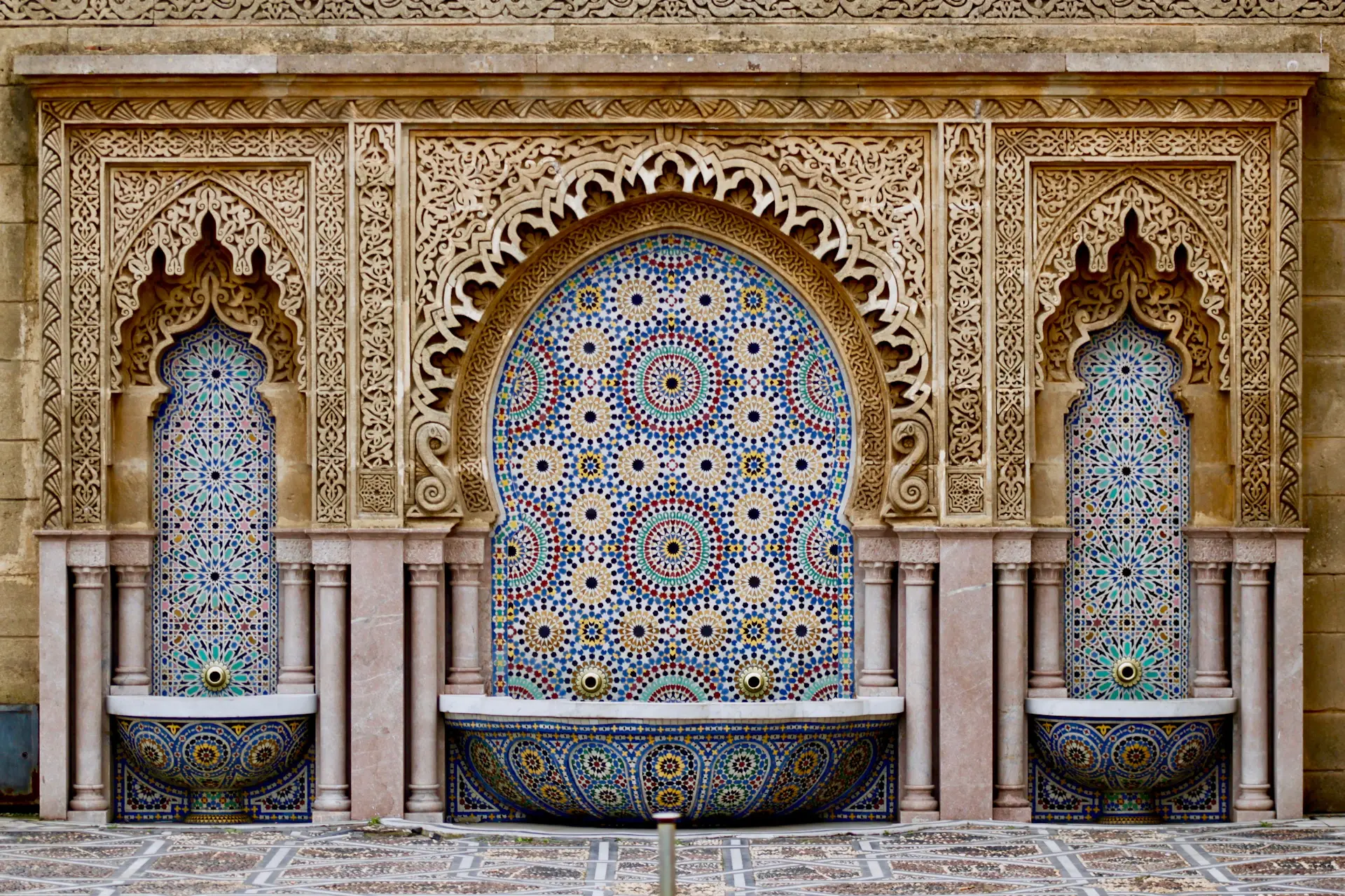 Bâtiment traditionnel marocain près des montagnes de l'Atlas