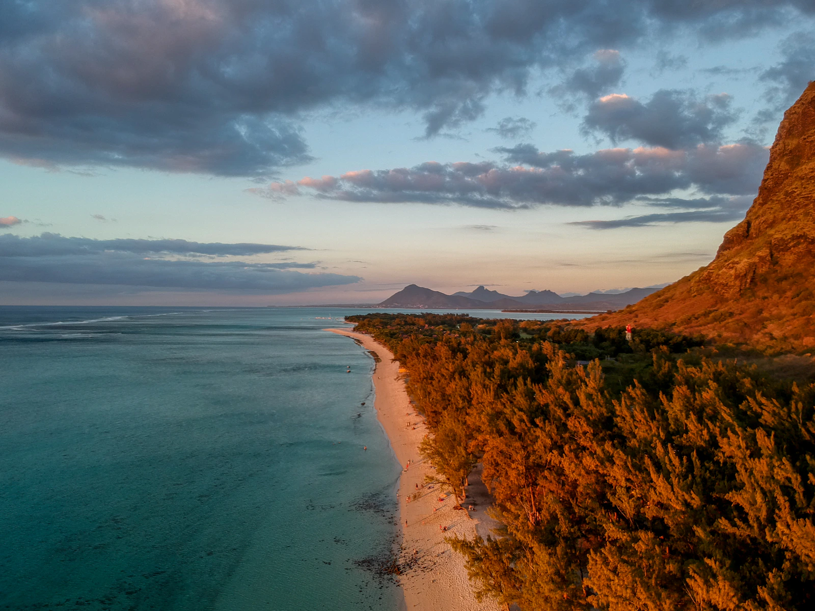 Pic du Morne Brabant et lagon turquoise au coucher du soleil, sud-ouest de Maurice