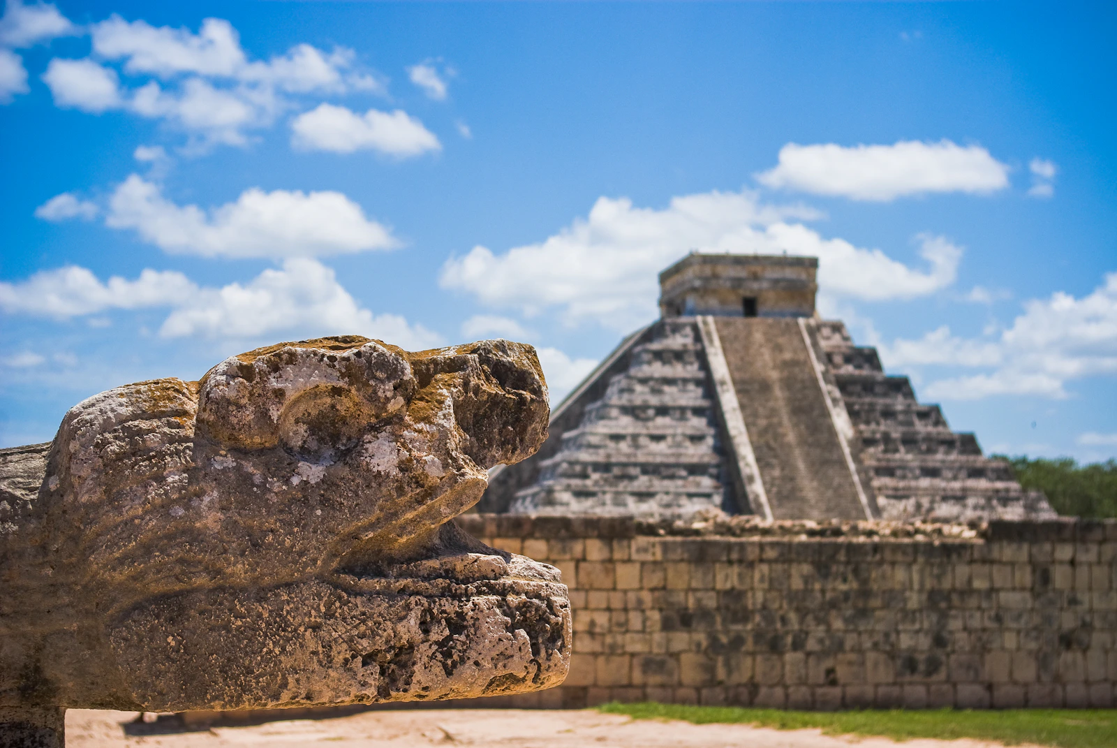 Pyramide de Kukulkán à Chichén Itzá sous un ciel bleu