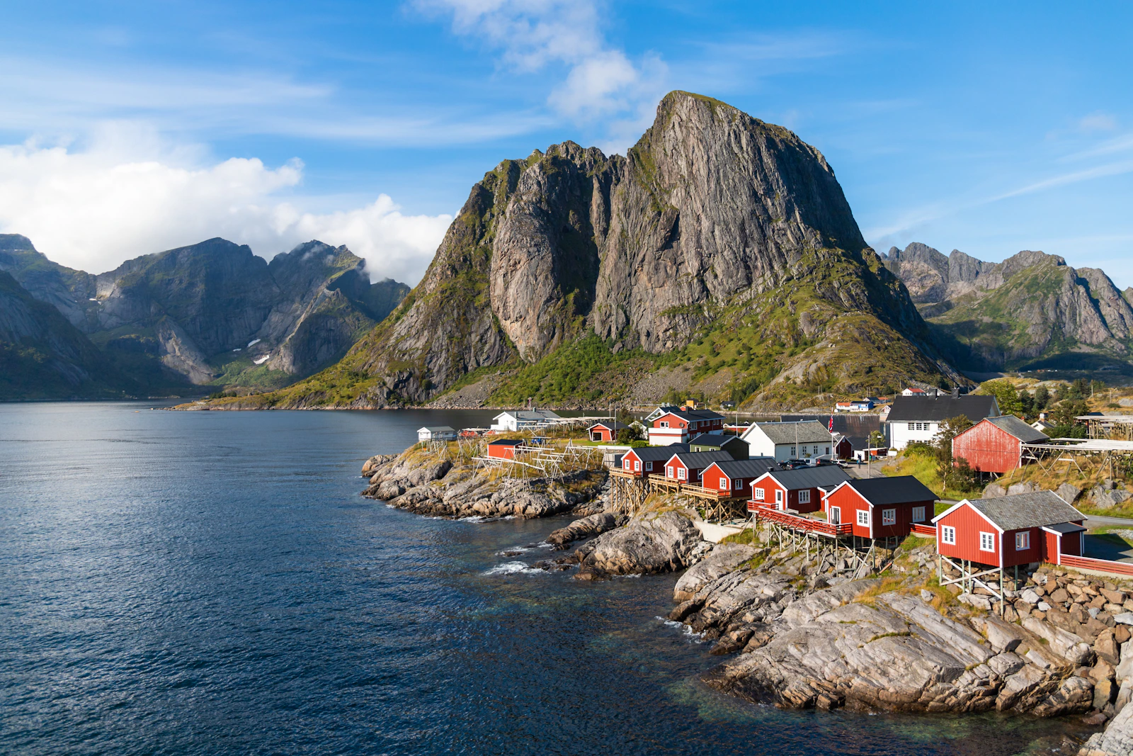 Village de Reine dans les îles Lofoten, fjord et cabanes rouges au pied des montagnes
