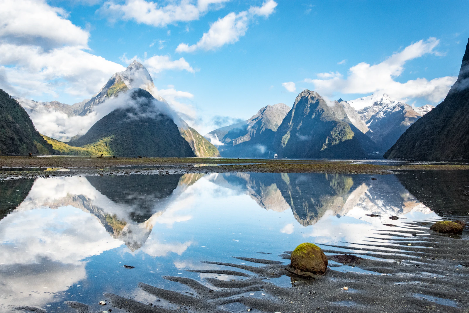Milford Sound, fjord de Fiordland avec montagnes plongeant dans la mer