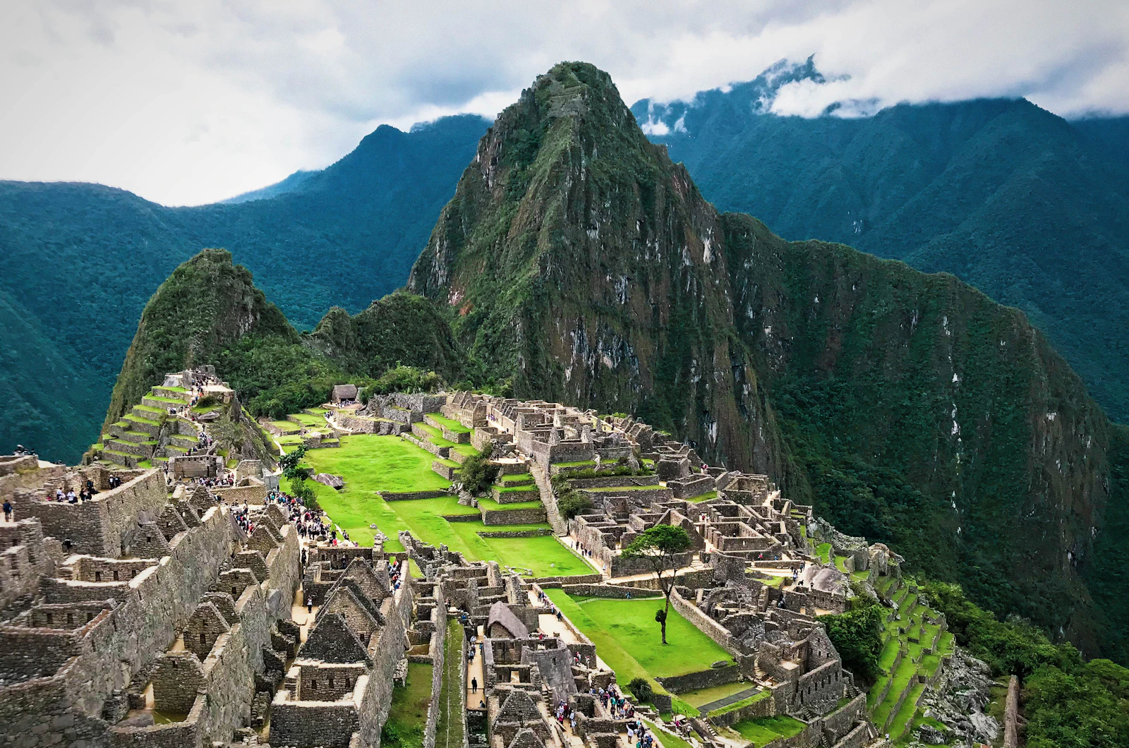 Citadelle inca du Machu Picchu au lever du jour sous un ciel bleu, Cuzco