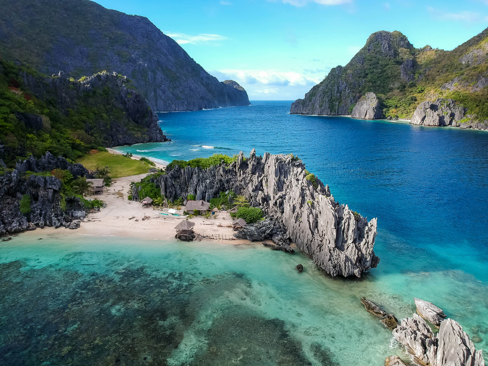 Lagons turquoise de Palawan vus du ciel, montagnes karstiques et bateaux bangka