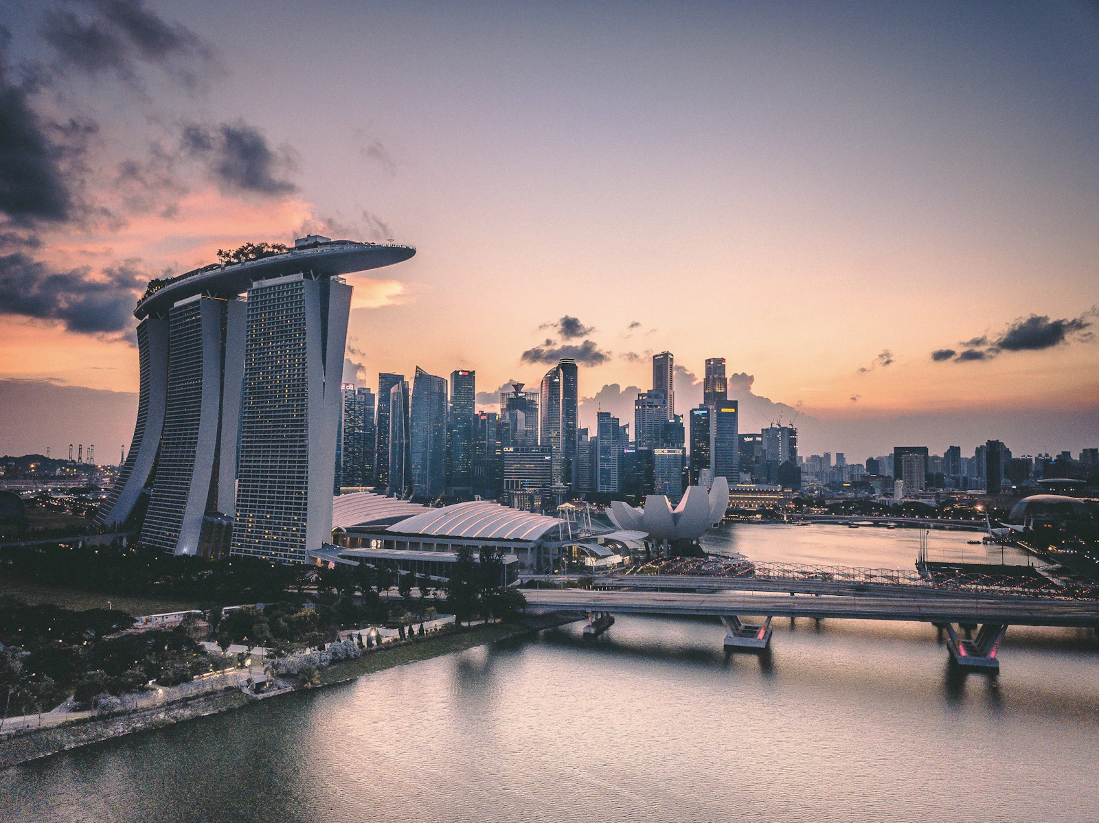 Skyline de Marina Bay Sands à Singapour vue depuis l'eau au crépuscule