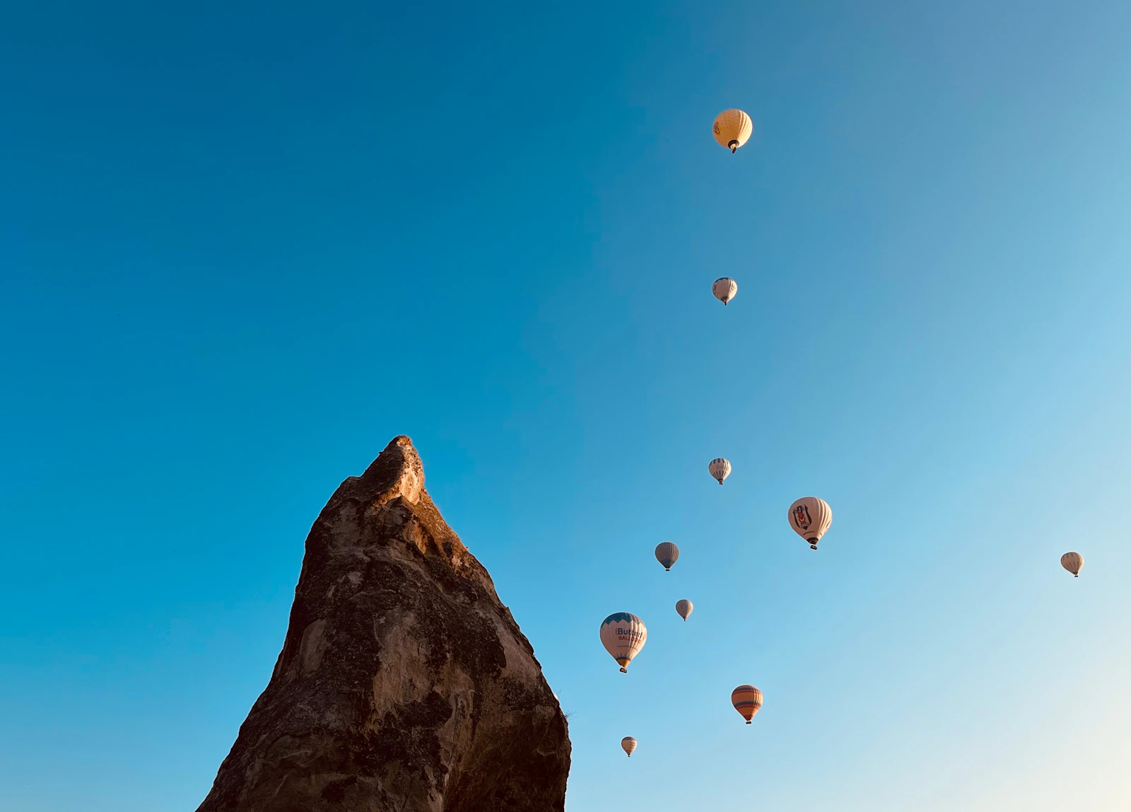 Montgolfières au lever du soleil au-dessus des cheminées de fées de Cappadoce