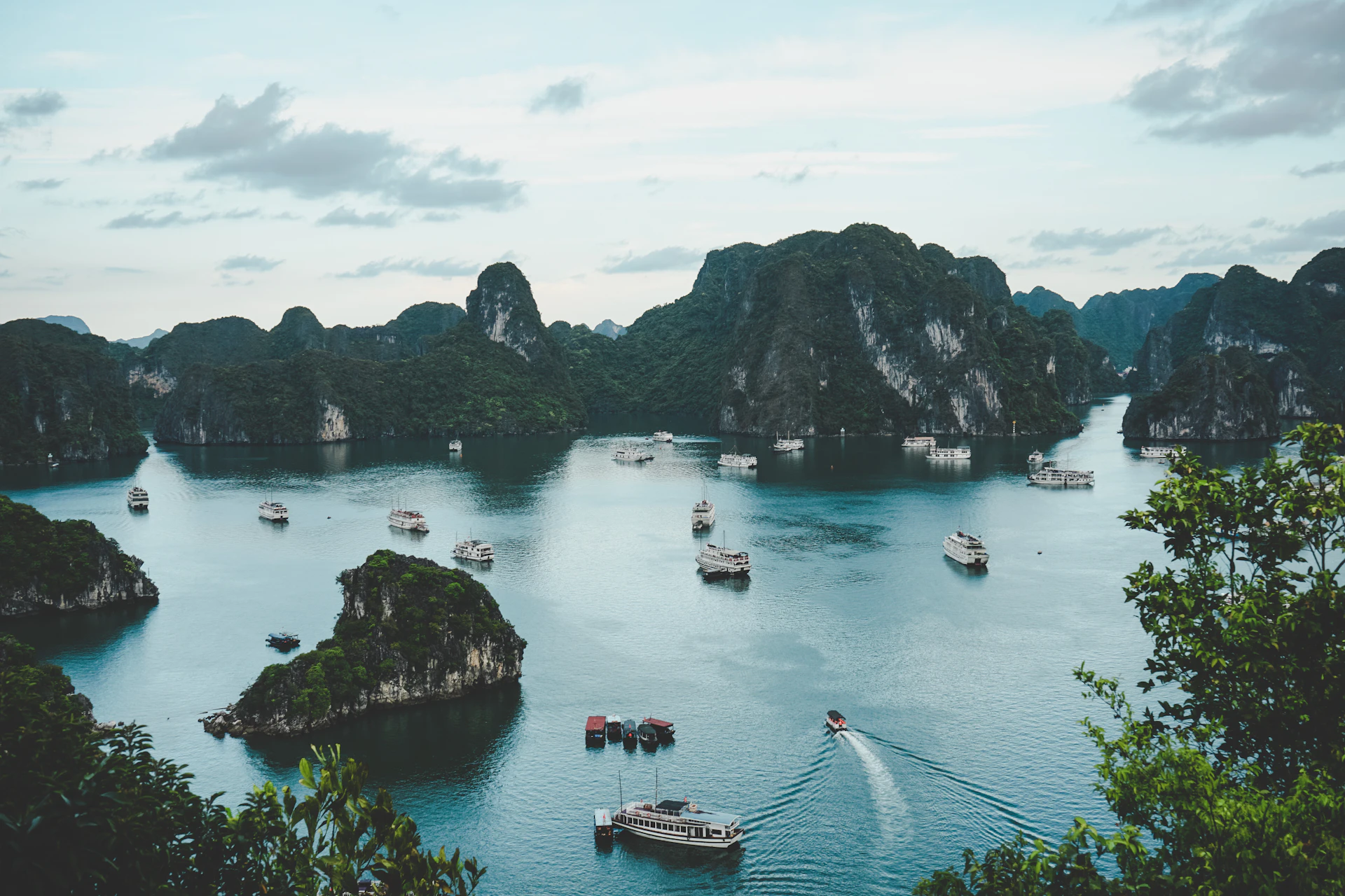 Bateaux dans la baie d'Halong au Vietnam
