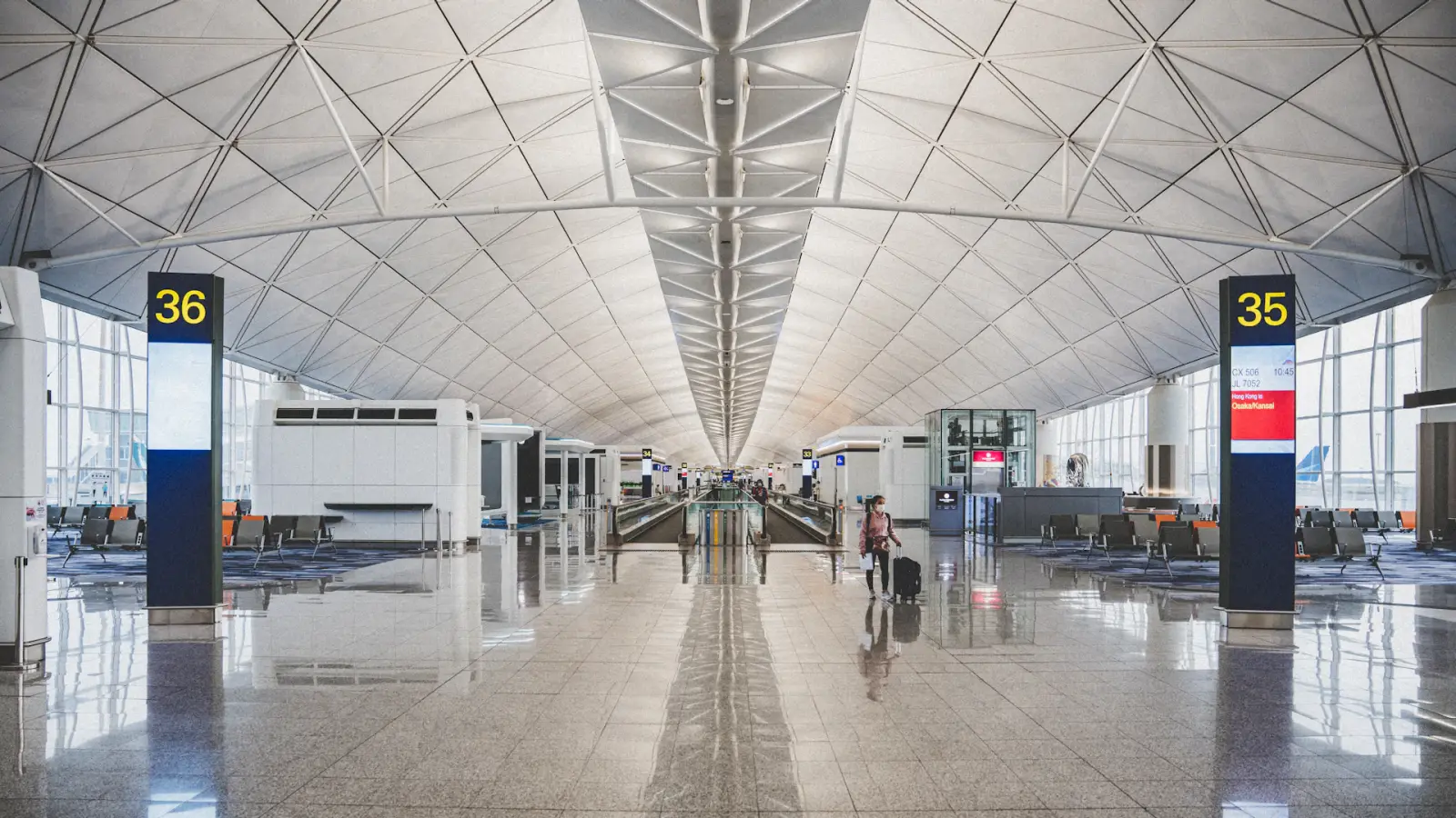 Voyageur marchant seul dans le grand hall d’un aéroport