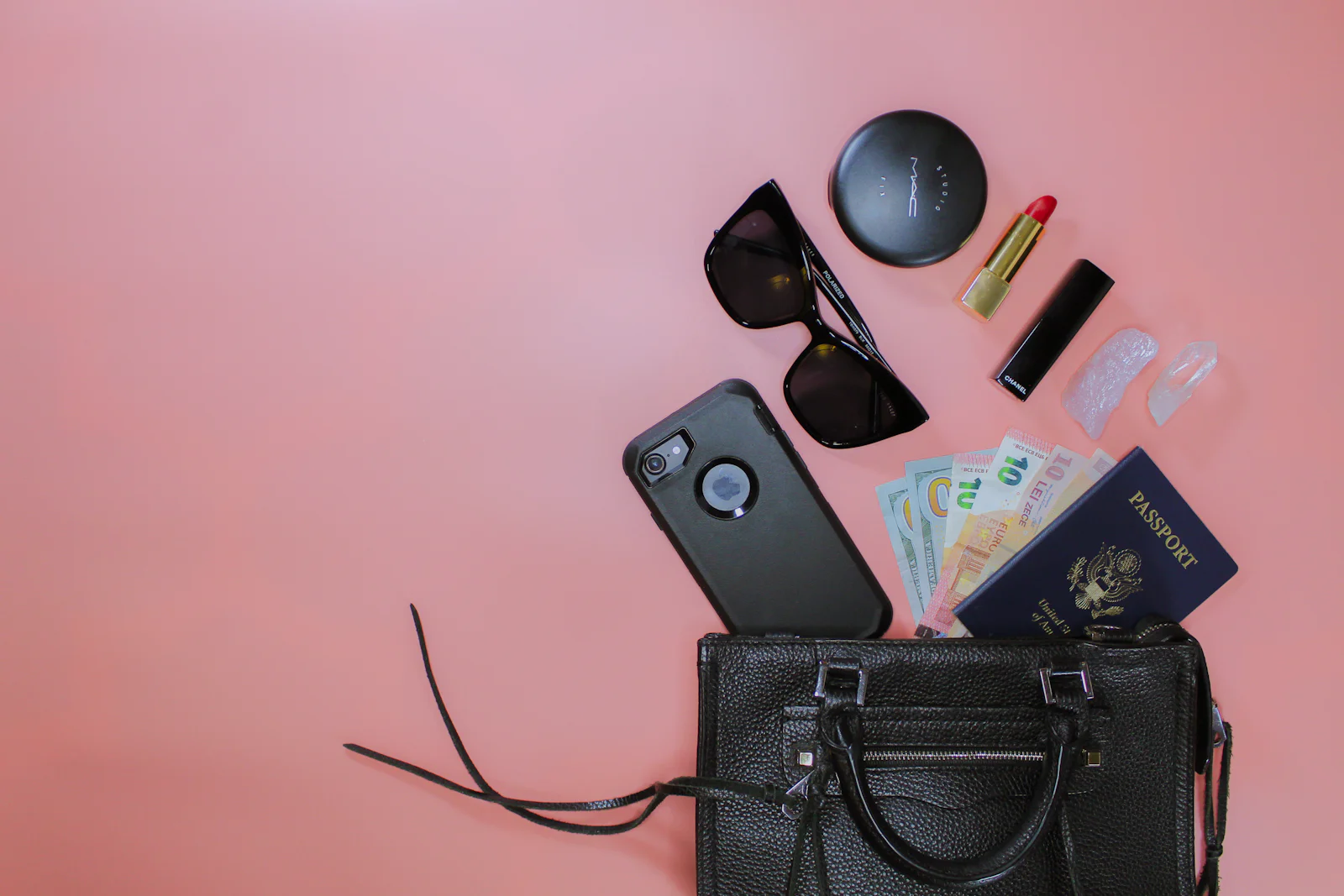Valise ouverte avec vêtements roulés et accessoires de voyage rangés