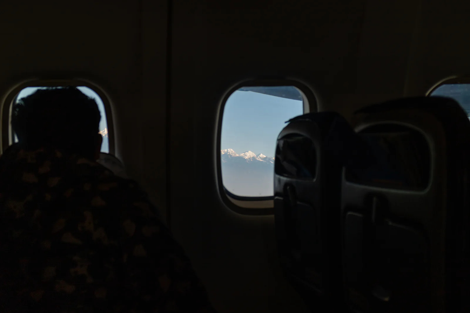 Passager endormi contre le hublot d'un avion en vol