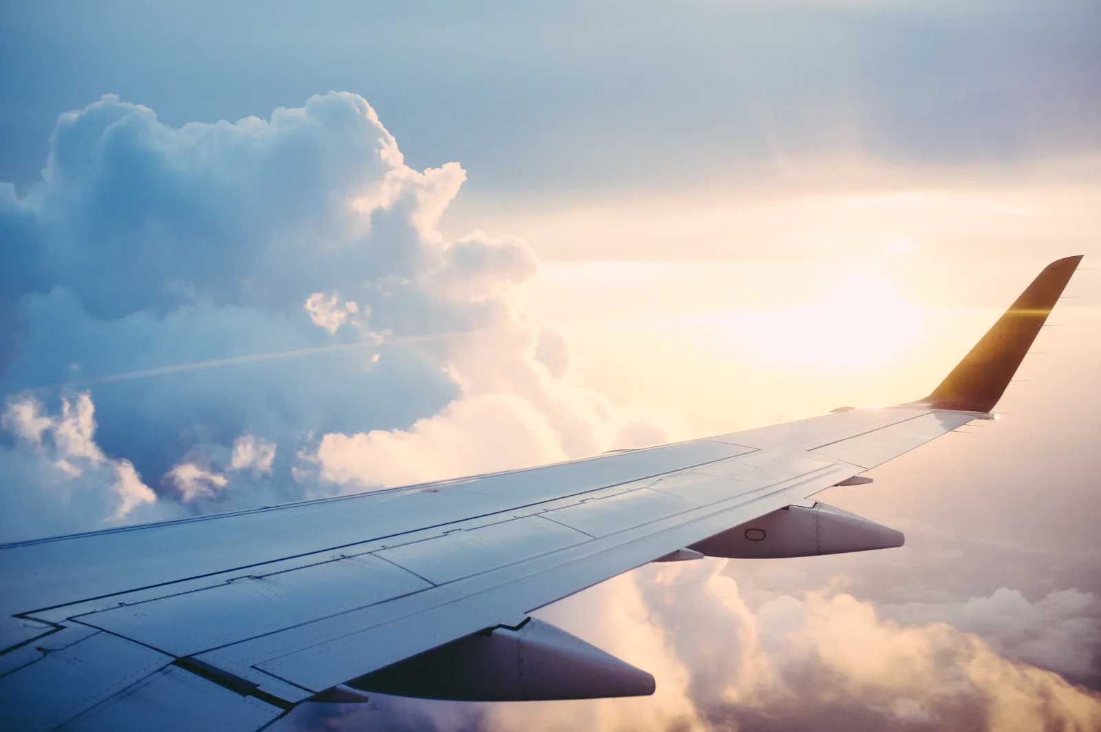 Vue aérienne d'un avion de ligne en vol au-dessus des nuages