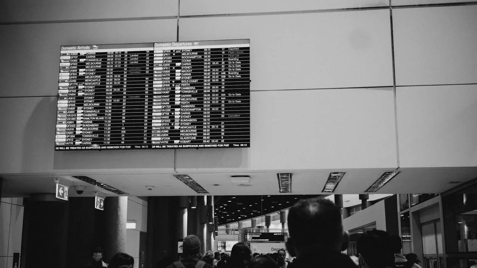 Voyageurs patientant dans un terminal d'aéroport