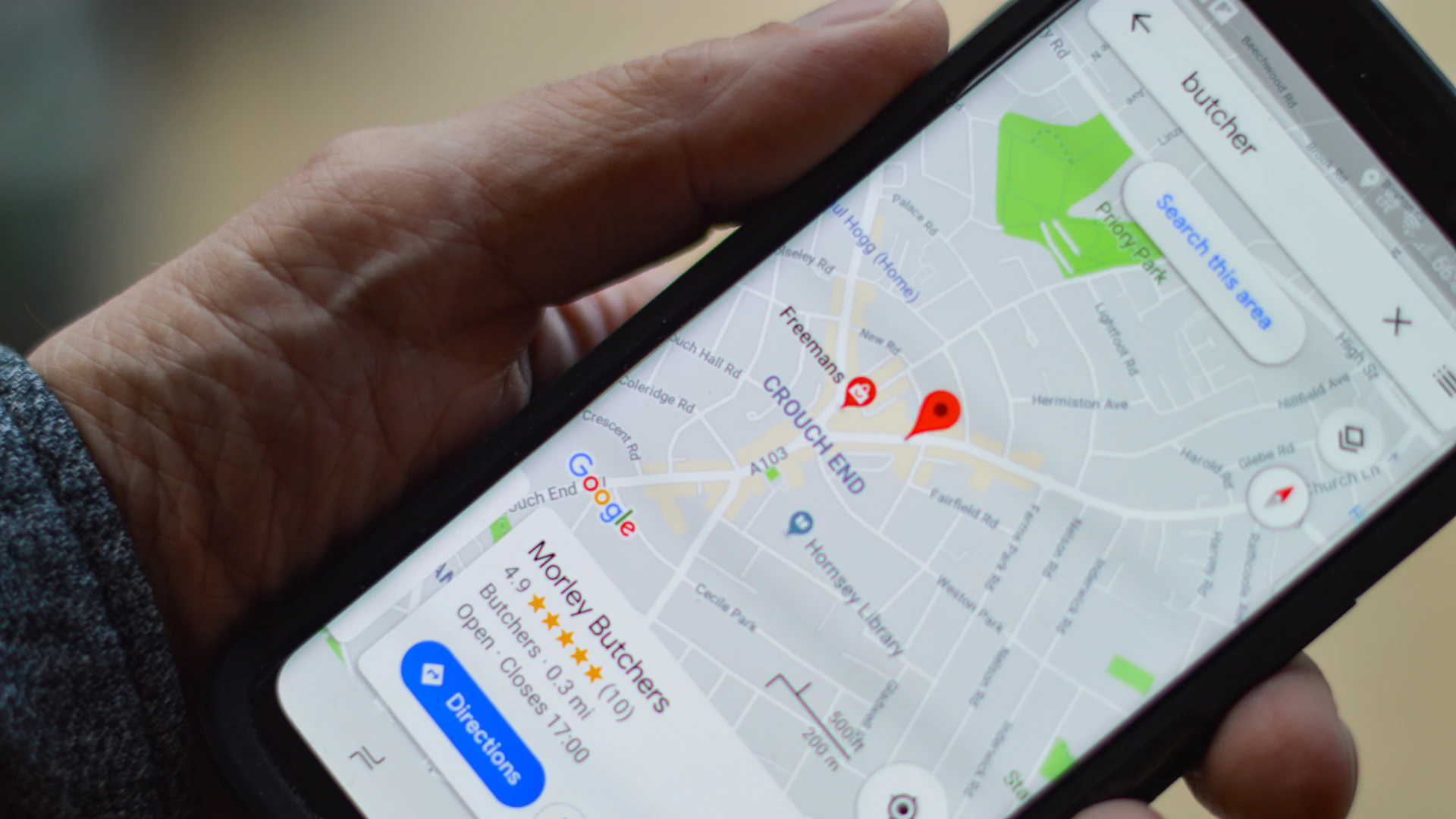 Main tenant un smartphone affichant une carte pendant un voyage