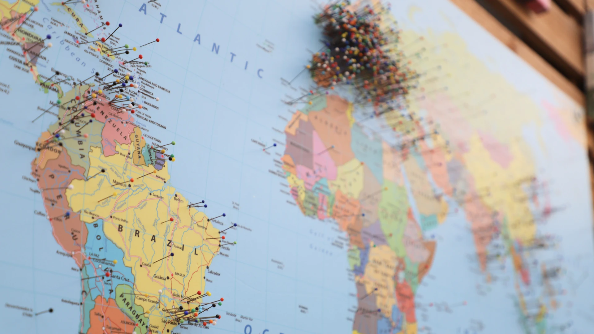 Carte du monde piquée d'épingles pour préparer un tour du monde