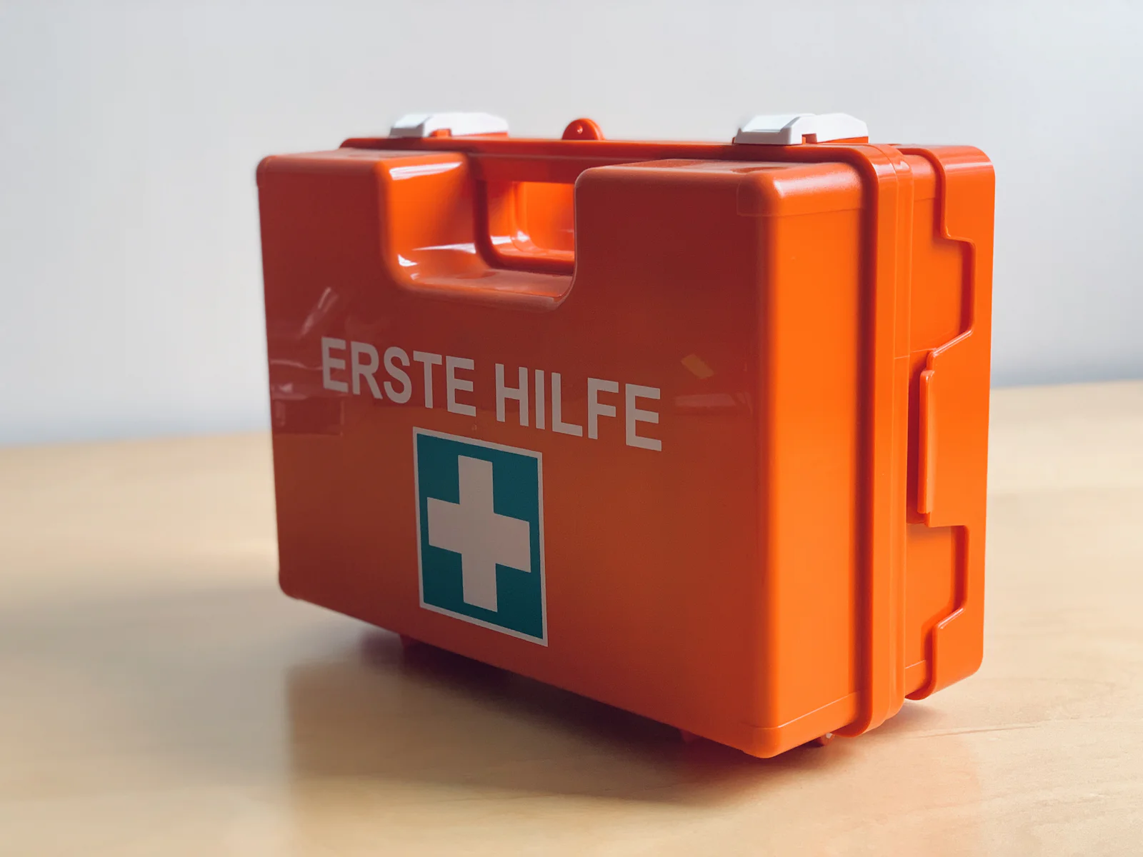 Trousse à pharmacie de voyage ouverte avec pansements et médicaments