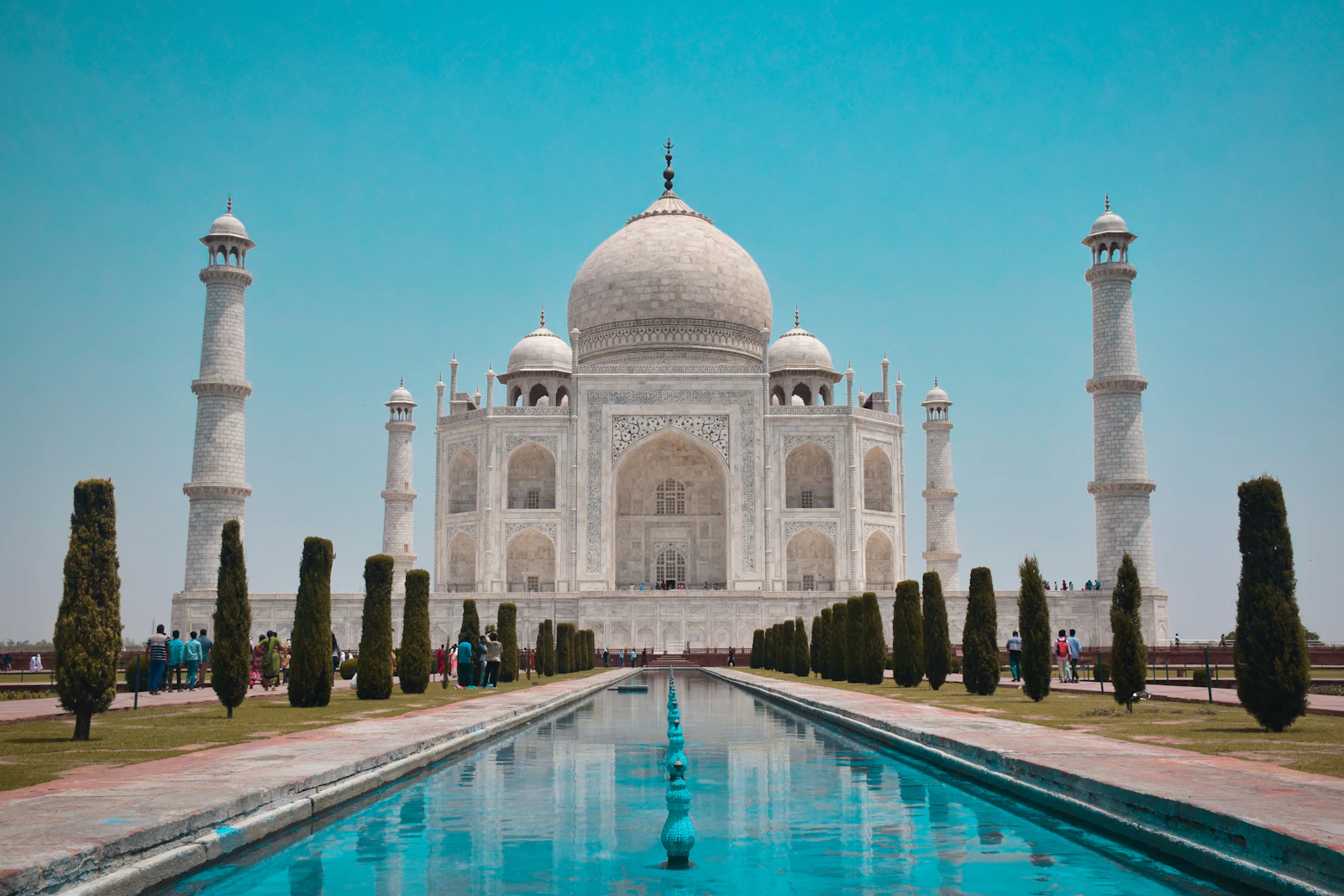 Le Taj Mahal en marbre blanc se reflétant dans son bassin à Agra