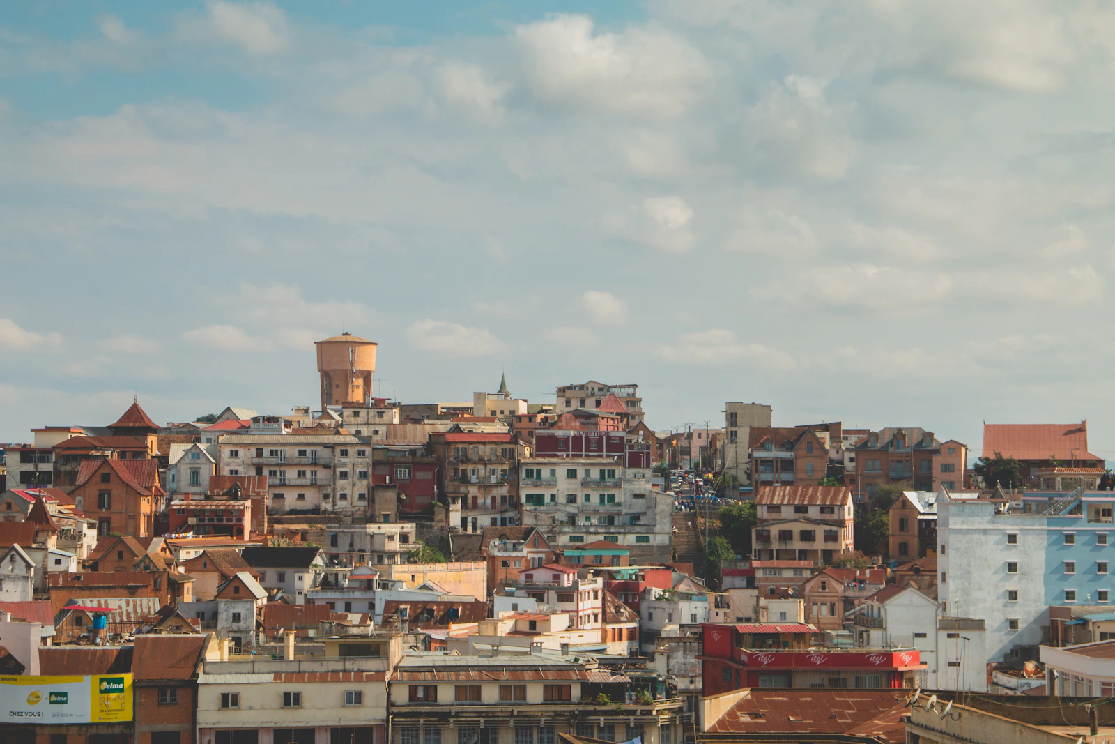 Vue de la ville d'Antananarivo accrochée à ses collines