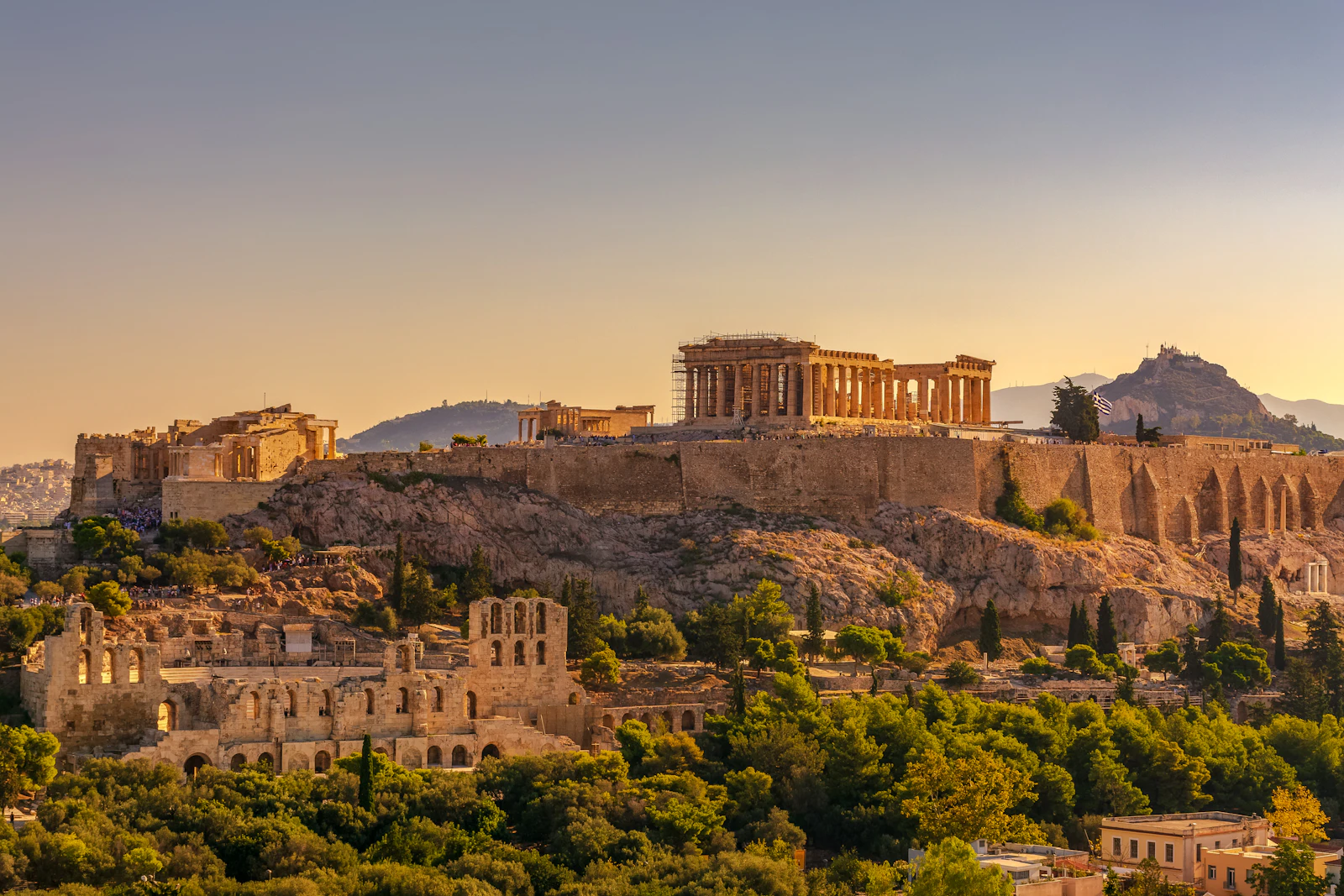L'Acropole et le Parthénon dominant Athènes au coucher du soleil