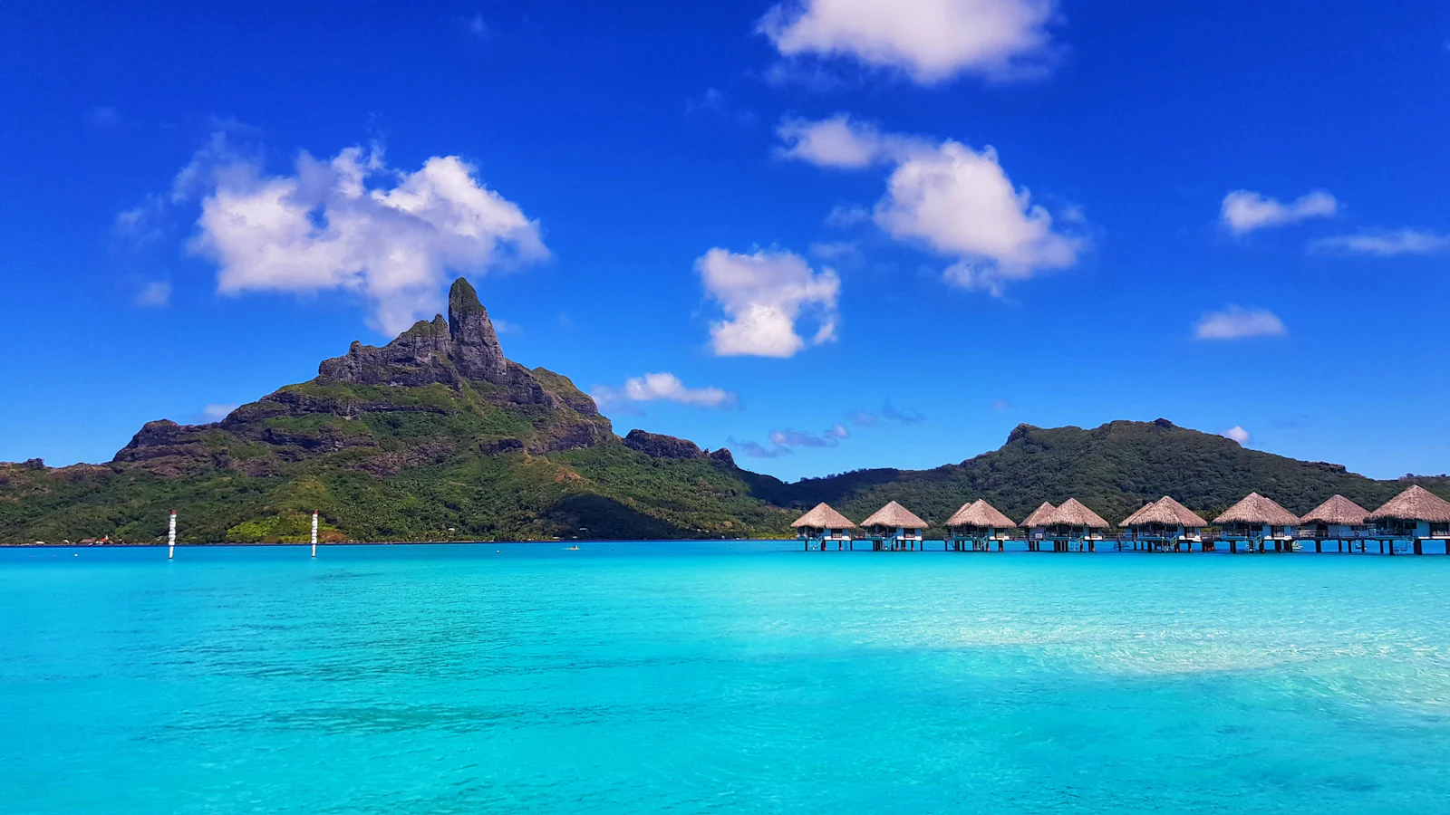 Mont Otemanu se reflétant dans le lagon turquoise de Bora Bora