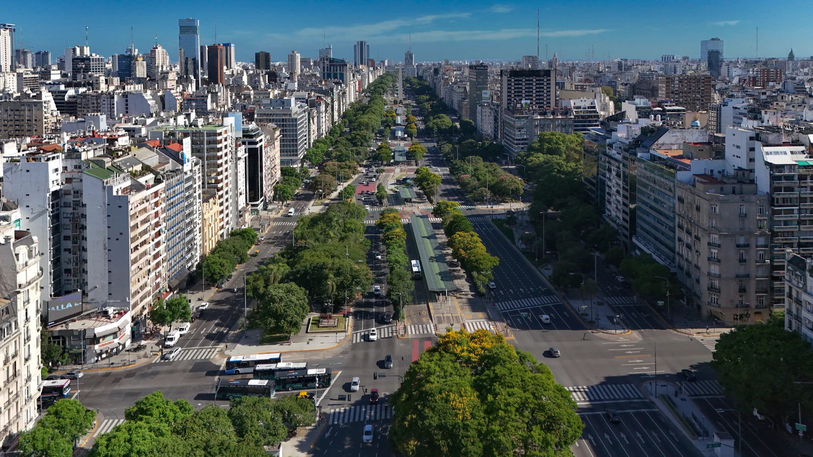 Vue aérienne de l'avenue 9 de Julio à Buenos Aires