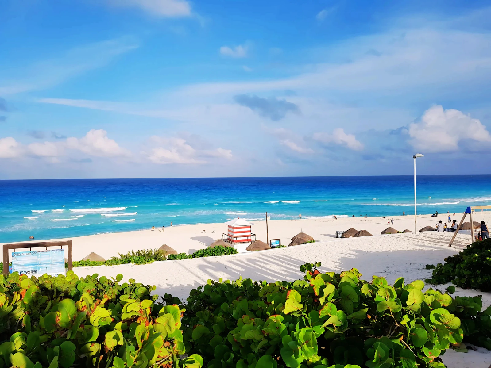 Plage de sable blanc et eau turquoise de la zone hôtelière de Cancún