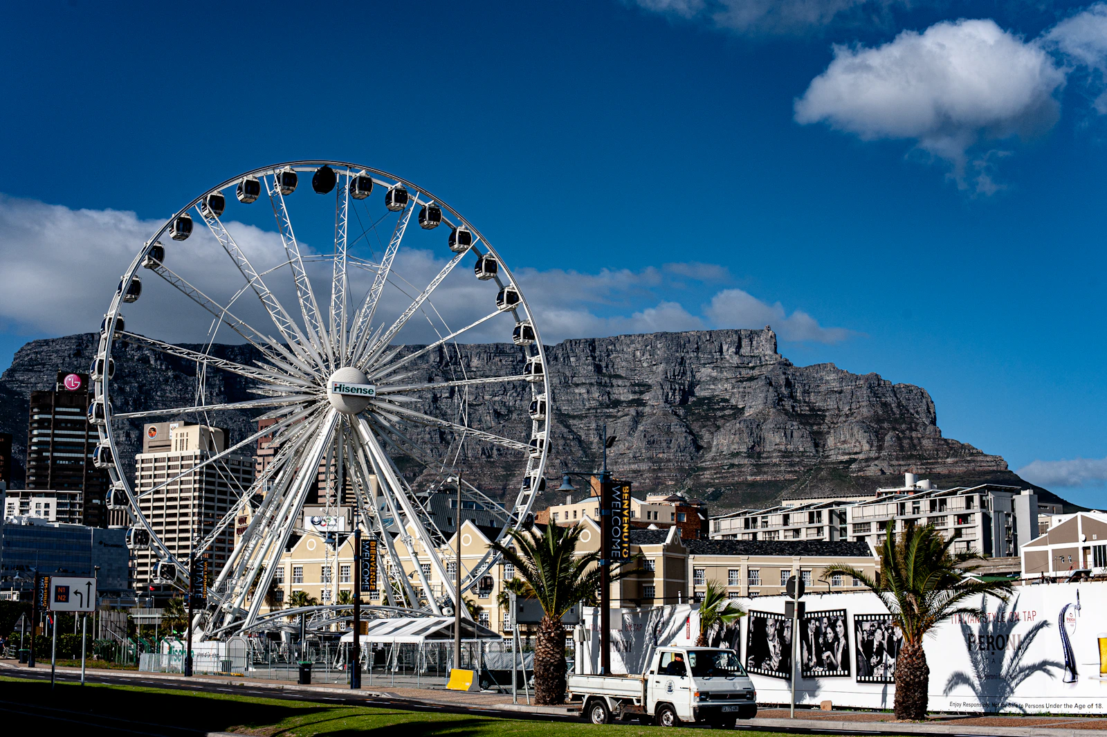Grande roue du V&A Waterfront avec la Table Mountain en arrière-plan