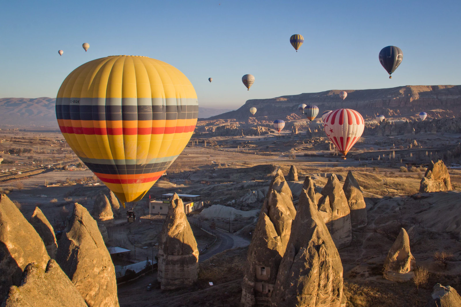 Montgolfières au lever du soleil au-dessus des cheminées de fées de Cappadoce