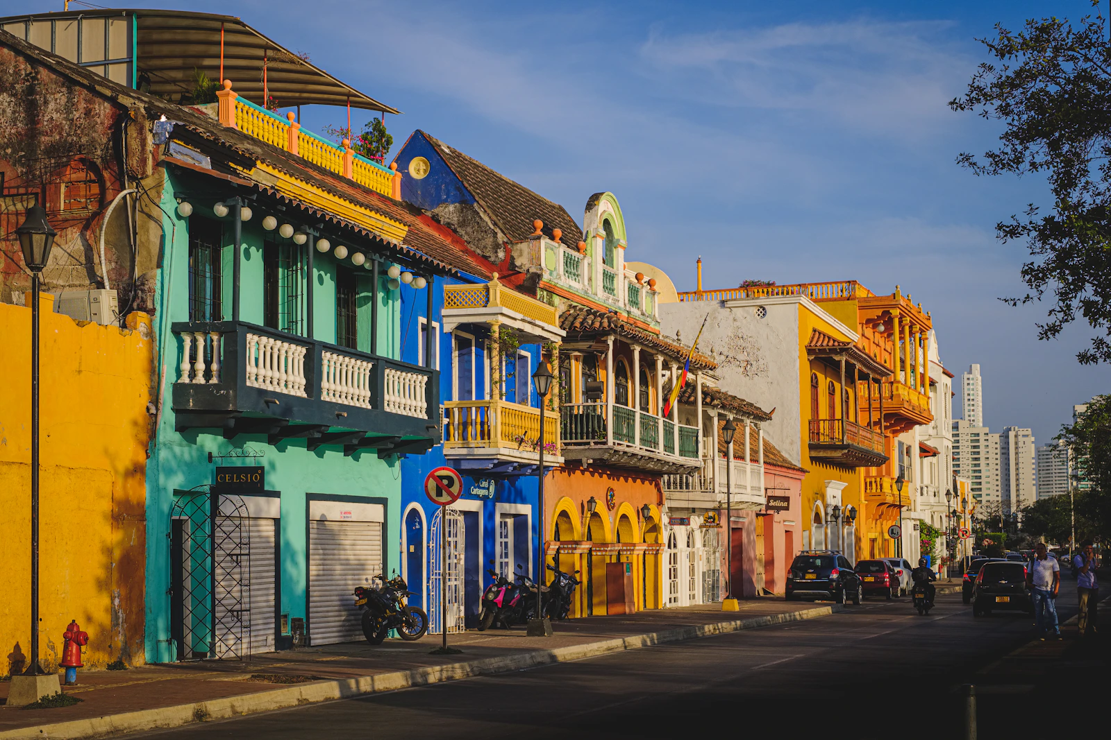 Rue colorée de Getsemaní à Carthagène, balcons fleuris et façades coloniales