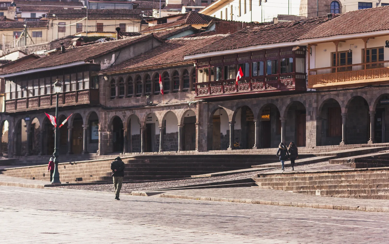 La Plaza de Armas de Cuzco et sa cathédrale au pied des collines andines